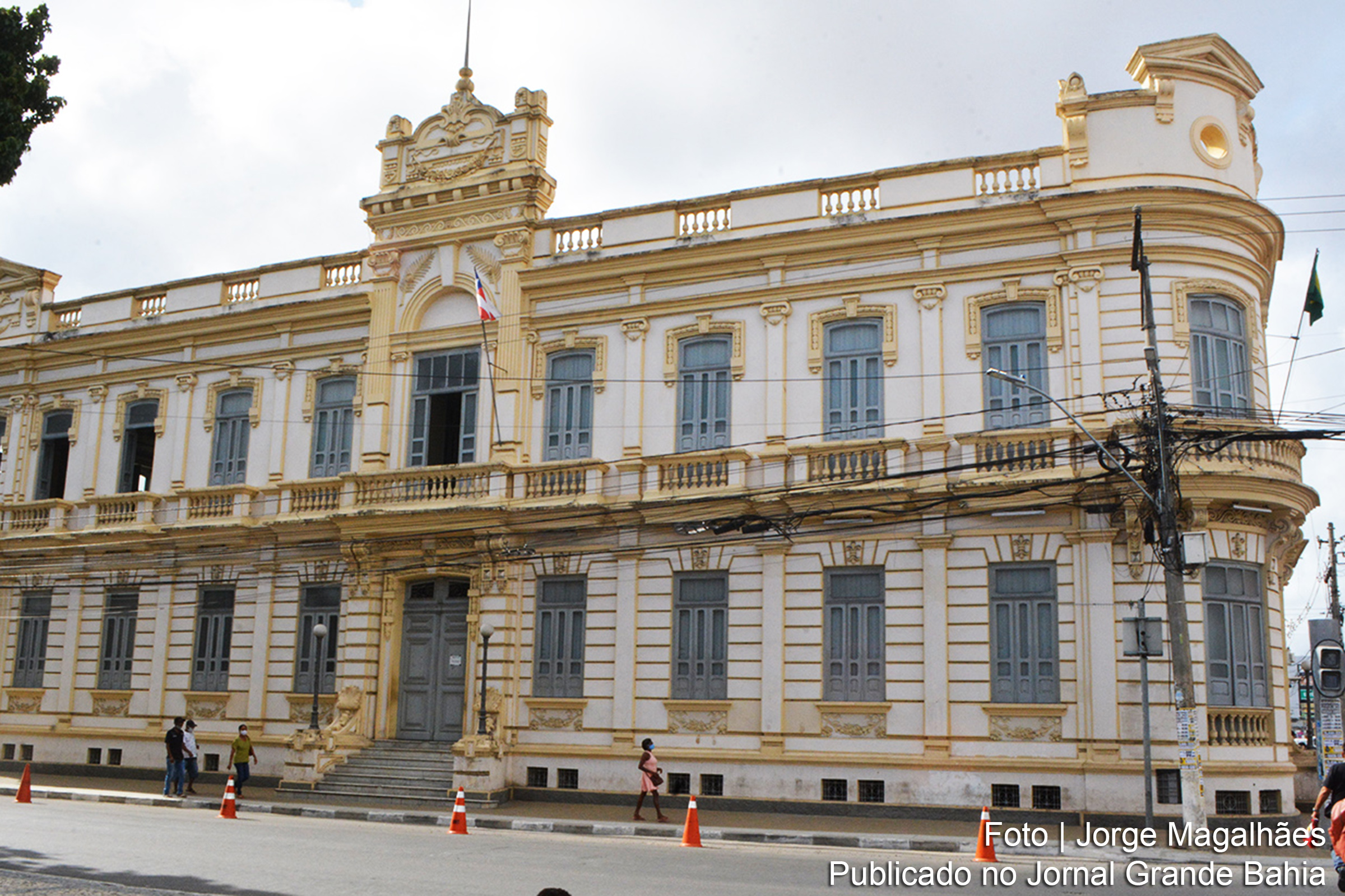 Retificação no edital do concurso público da Prefeitura de Feira de Santana adiciona Biomedicina como requisito para o cargo de bioquímico.