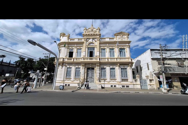 Governo Colbert Martins afirma que as informações sobre superlotação de 183% na UPA Estadual de Feira de Santana, devido à paralisação de serviços municipais, são infundadas e destaca o funcionamento regular das unidades de saúde do município.