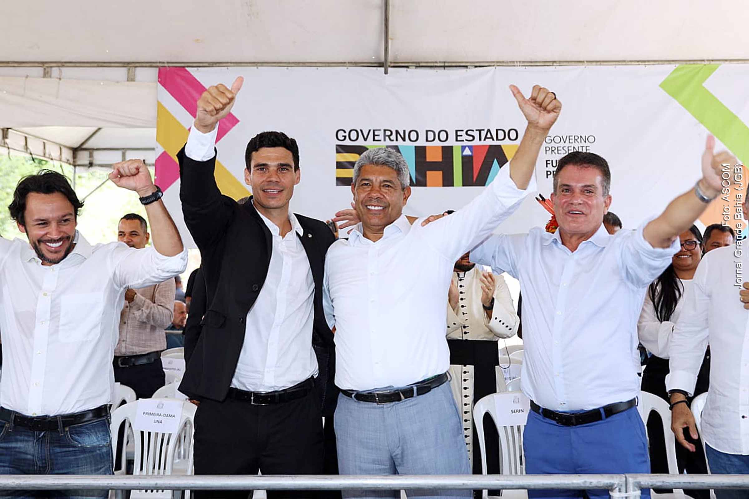 Tiago de Dejair, prefeito de Una, durante comemoração do centenário de emancipação do município, sela aliança política com o governador Jerônimo Rodrigues.