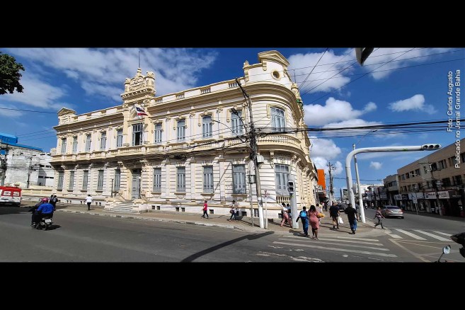 Governo Colbert Martins contesta acusações de resistência e detalha esforços em saúde pública. Enfatiza avanços na Atenção Primária e combate à dengue em Feira de Santana.