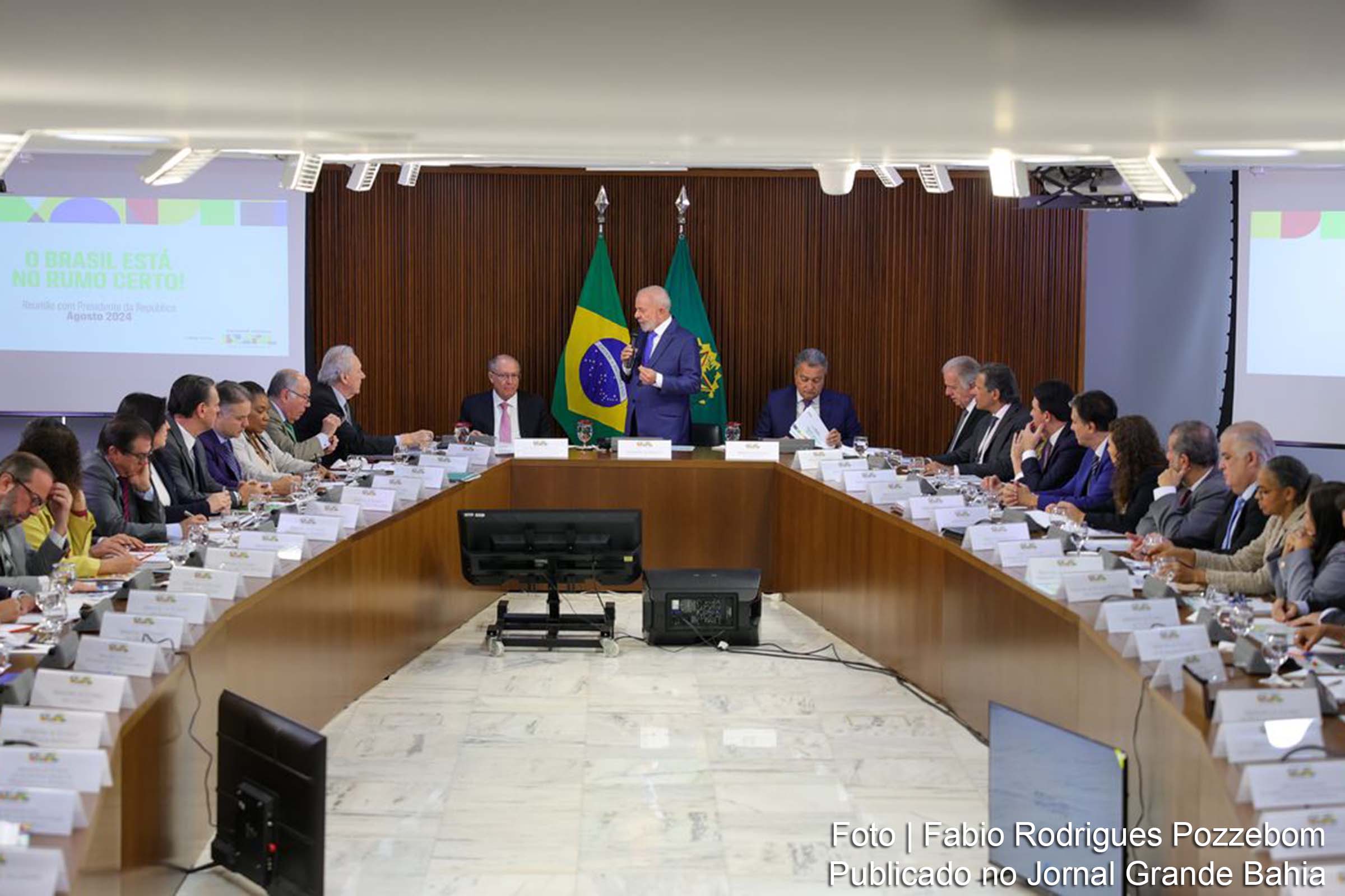 Em reunião ministerial, presidente Lula reafirma confiança nos resultados dos programas governamentais e destaca o Novo PAC como política central do governo.