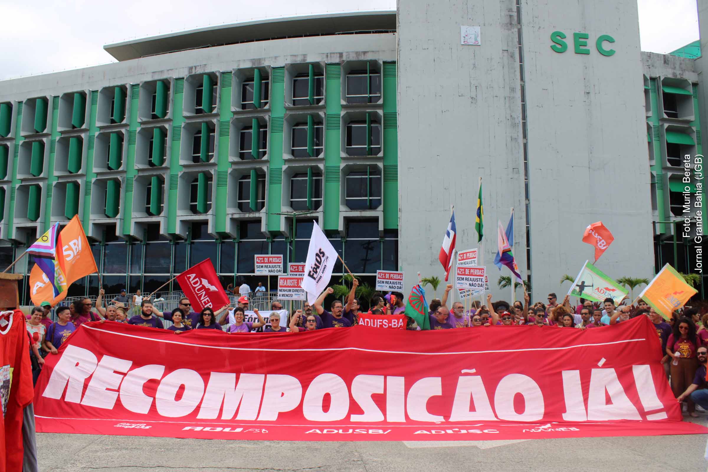 Professores das Universidades Estaduais da Bahia rejeitam proposta de recomposição salarial do governo e iniciam paralisação de 24 horas. Nova rodada de negociação está marcada para a mesma data do protesto.