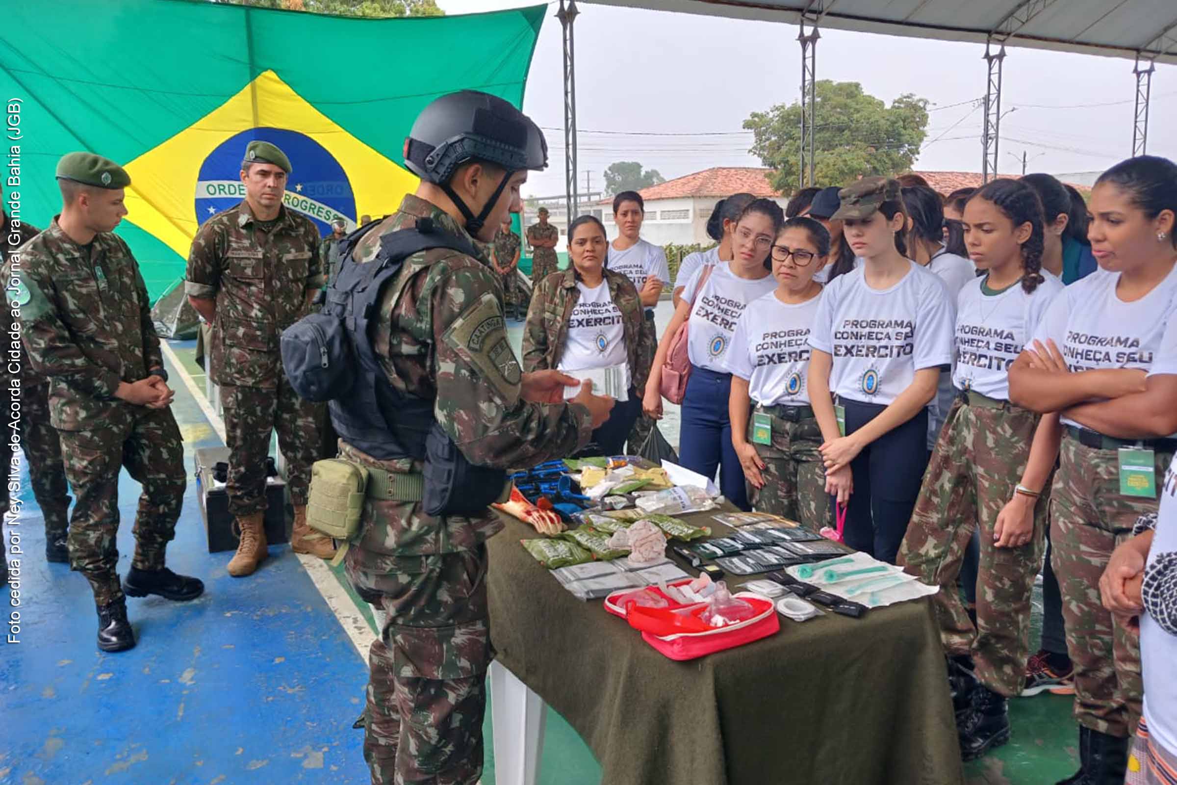 Militares do 35º Batalhão de Infantaria em Feira de Santana interagem com a comunidade durante atividades do Programa Conheça Seu Exército.