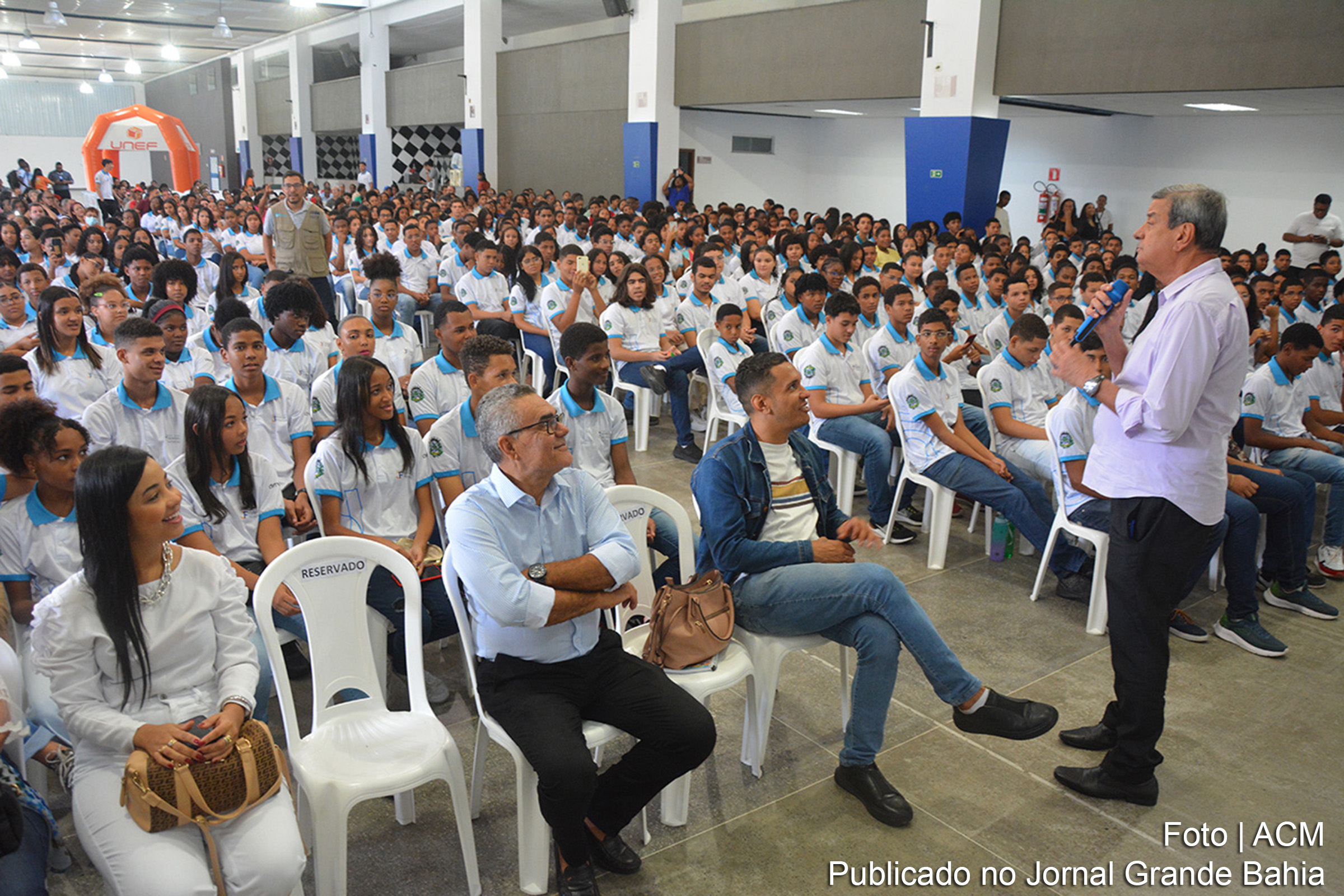 Autoridades municipais de Feira de Santana recepcionam 500 jovens ingressos no programa Jovem Aprendiz Feirense, destacando a importância da educação e da qualificação profissional.
