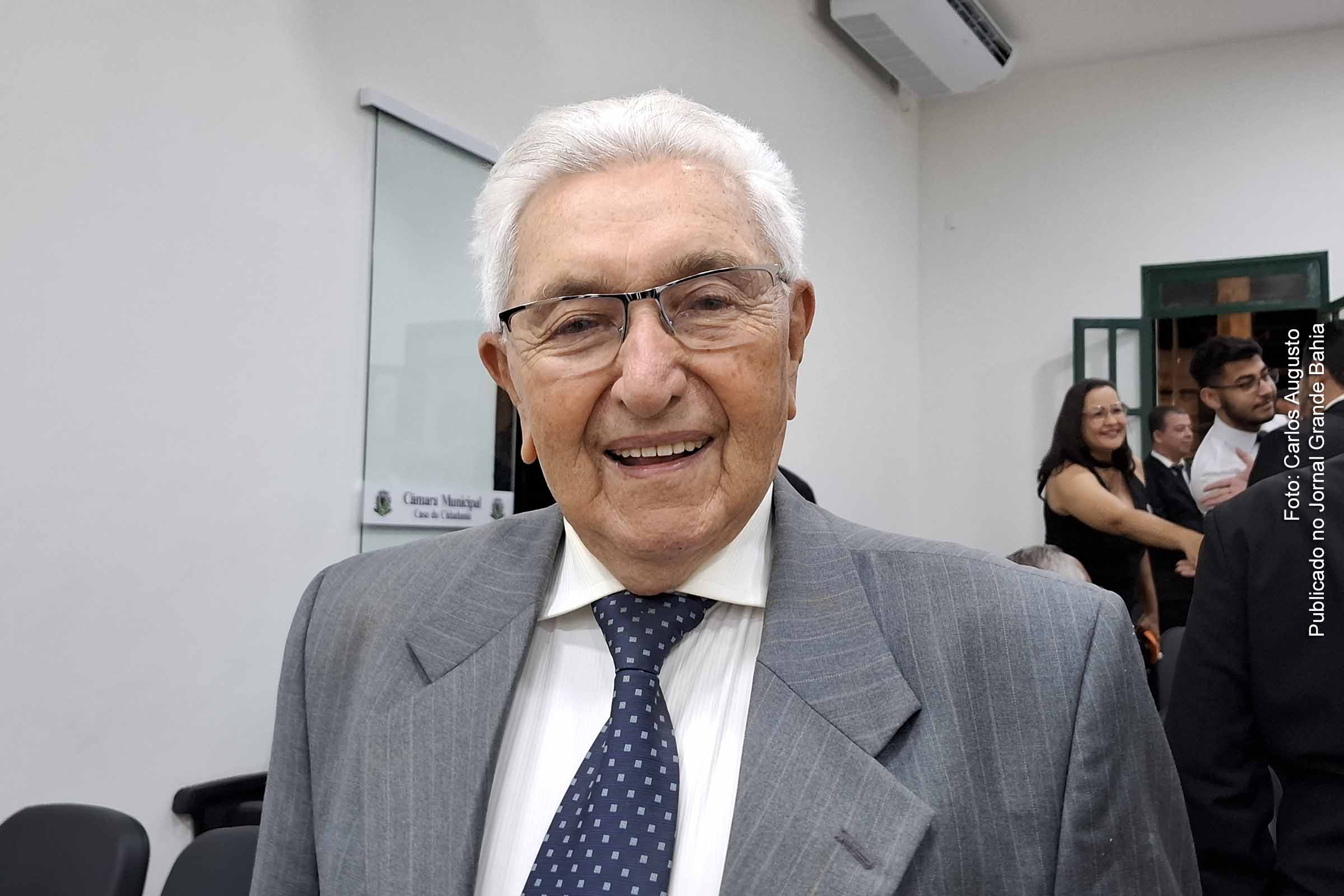 Josué da Silva Mello dedicou a vida à educação e ao serviço social na Bahia. Com uma formação sólida e diversas condecorações, atuou como reitor da UEFS, fundador do Serviço de Integração de Migrantes e diretor de instituições de ensino, deixando um legado que impacta a educação e a sociedade na região.