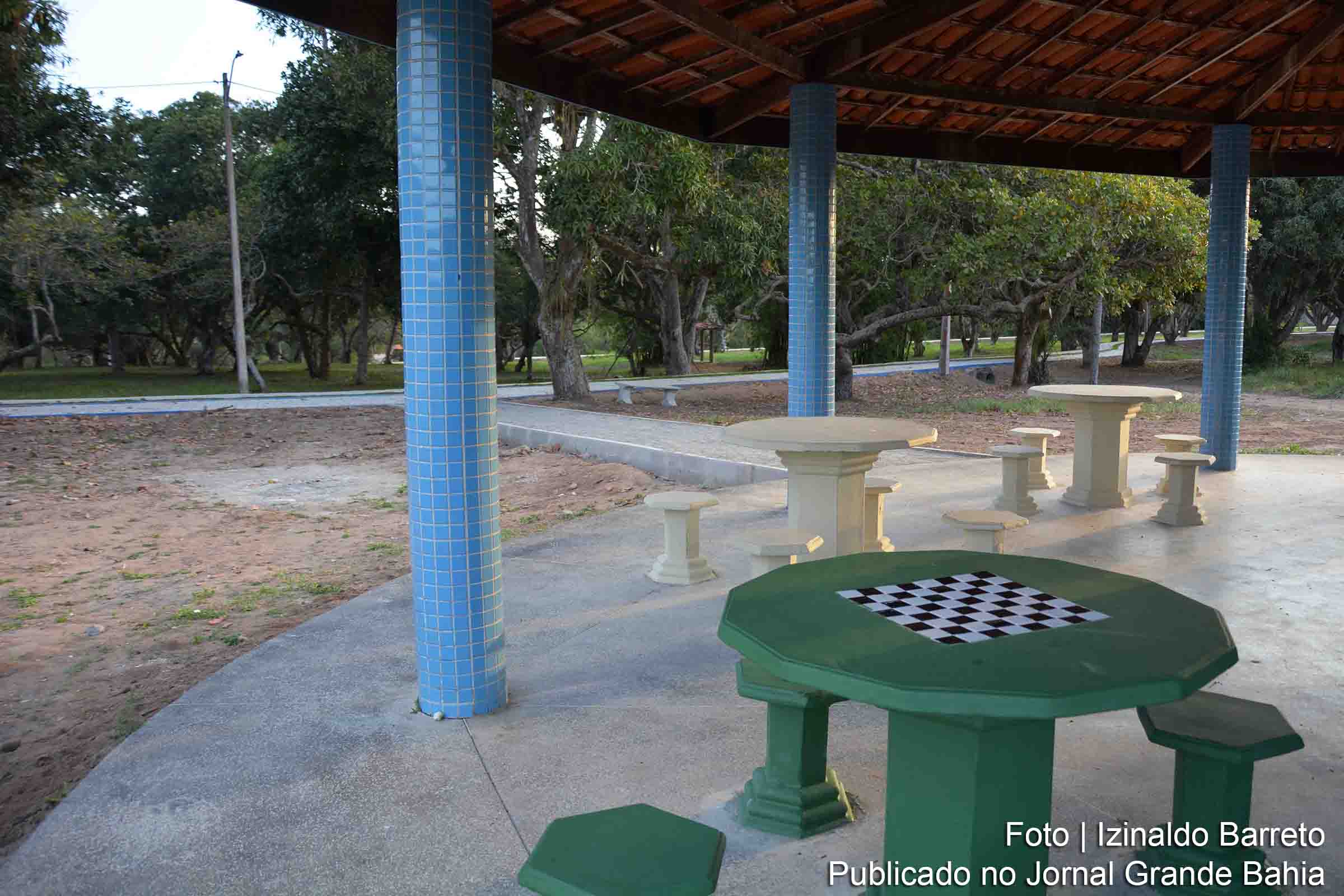 Quiosque revitalizado no Parque da Cidade Frei José Monteiro Sobrinho, em Feira de Santana, com novas instalações e áreas de lazer, disponível para a comunidade.