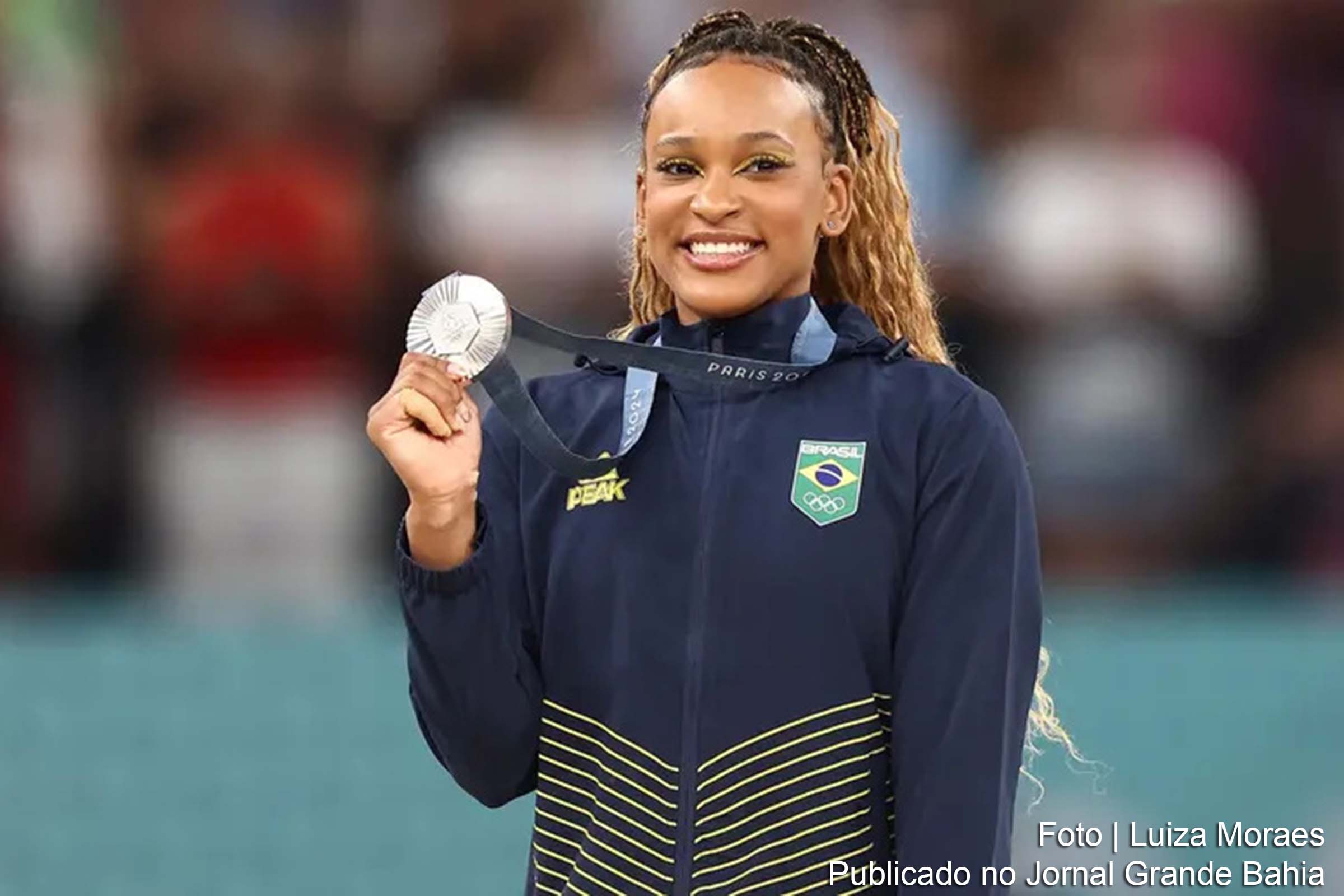 Na final individual geral da ginástica artística em Paris, Rebeca Andrade garantiu a prata, enquanto Simone Biles venceu o duelo com uma performance impecável.