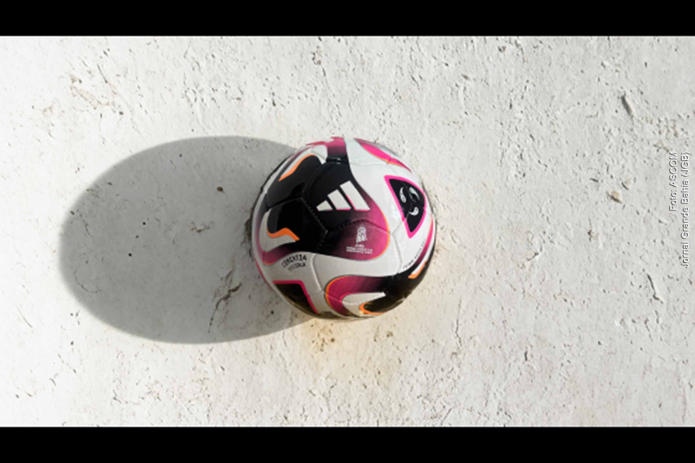 A bola oficial da Copa do Mundo de Futsal da FIFA Uzbequistão 2024™ foi revelada pela FIFA e adidas, refletindo a cultura do país-sede e destacando o lema “Masters of Speed”. O torneio, que começa em 14 de setembro, marcará a primeira vez que o Uzbequistão sedia um evento da FIFA.