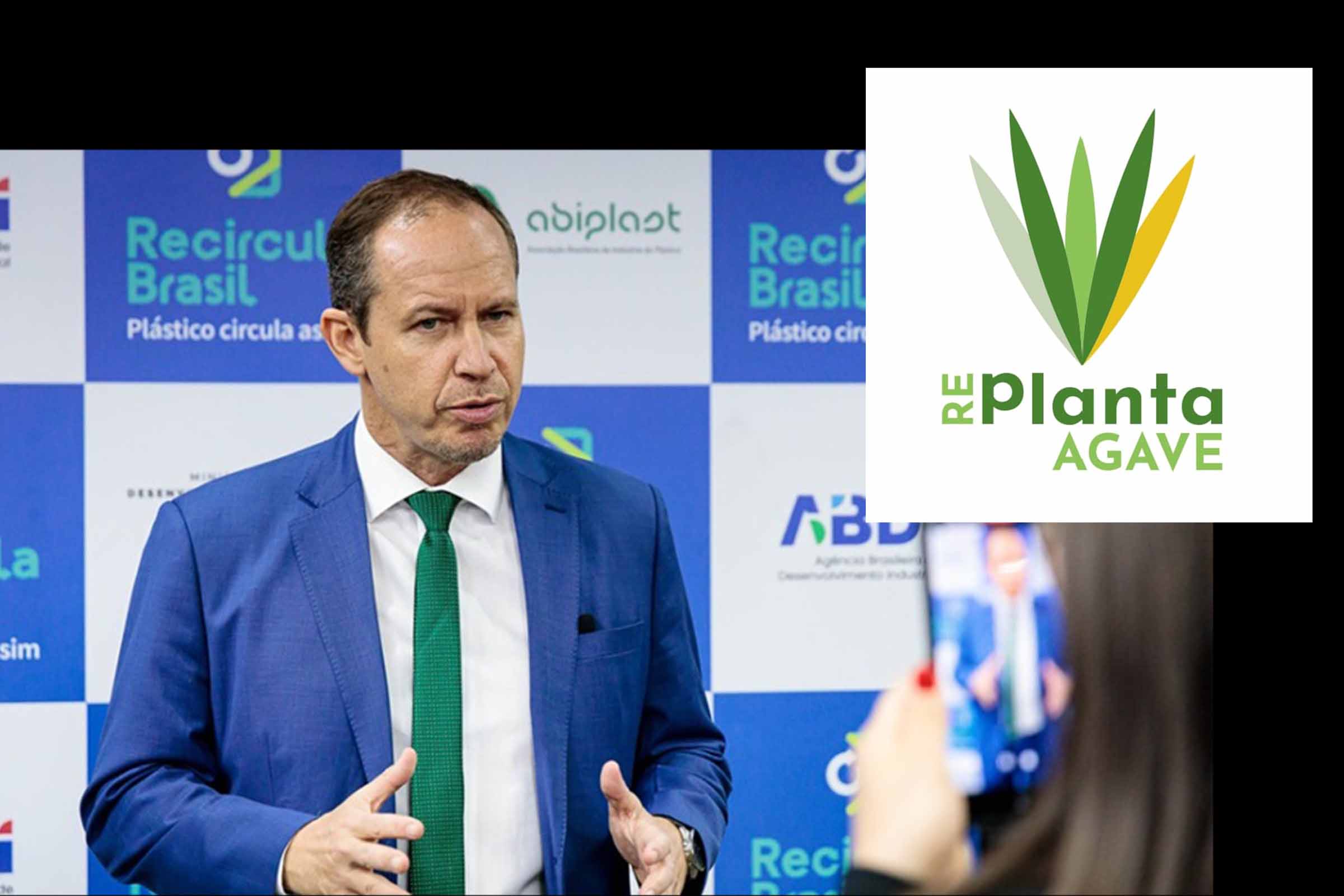 Ricardo Cappelli, presidente da ABDI, palestra em evento na Bahia. Projeto Replantar Energia impulsiona produção de biocombustível a partir do agave no semiárido baiano. Iniciativa da ABDI e Governo da Bahia visa transformar a produção de sisal na região do Território do Sisal, promovendo o uso integral da planta para a geração de etanol e fortalecendo a economia local.
