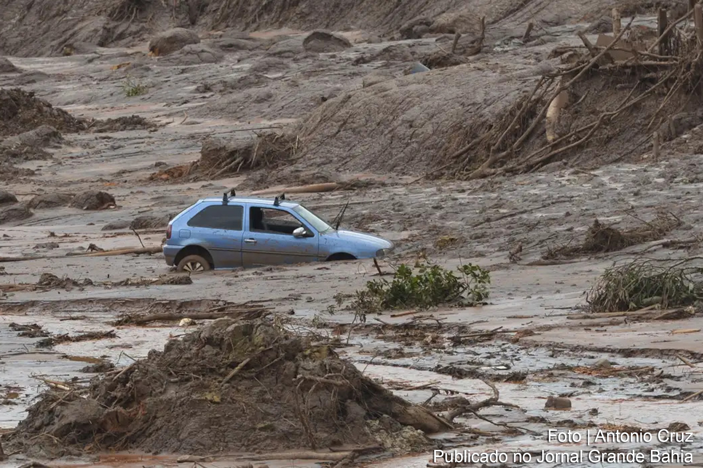 Barragem da Samarco se rompeu em Mariana (MG), causando graves danos e mortes.