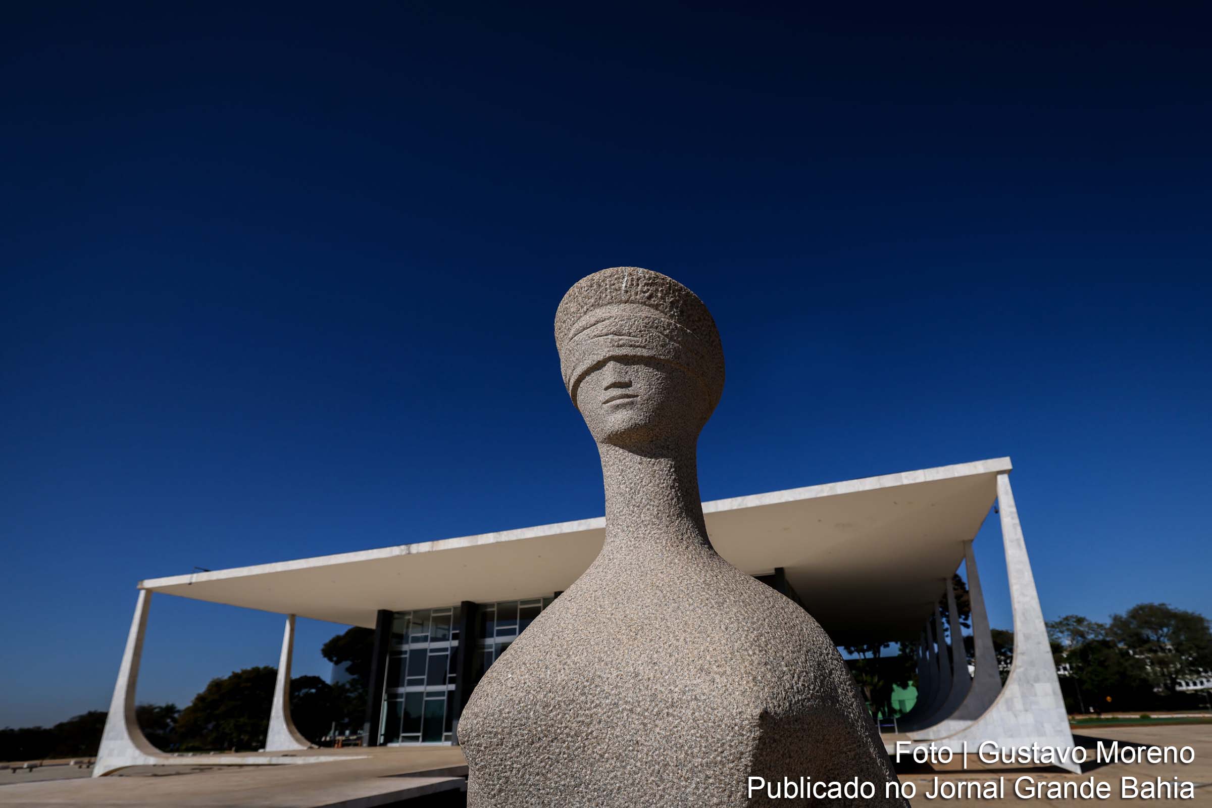 Ministro Alexandre de Moraes, do STF, intimou Elon Musk e a rede social X a indicarem um representante legal no Brasil sob pena de suspensão das atividades.