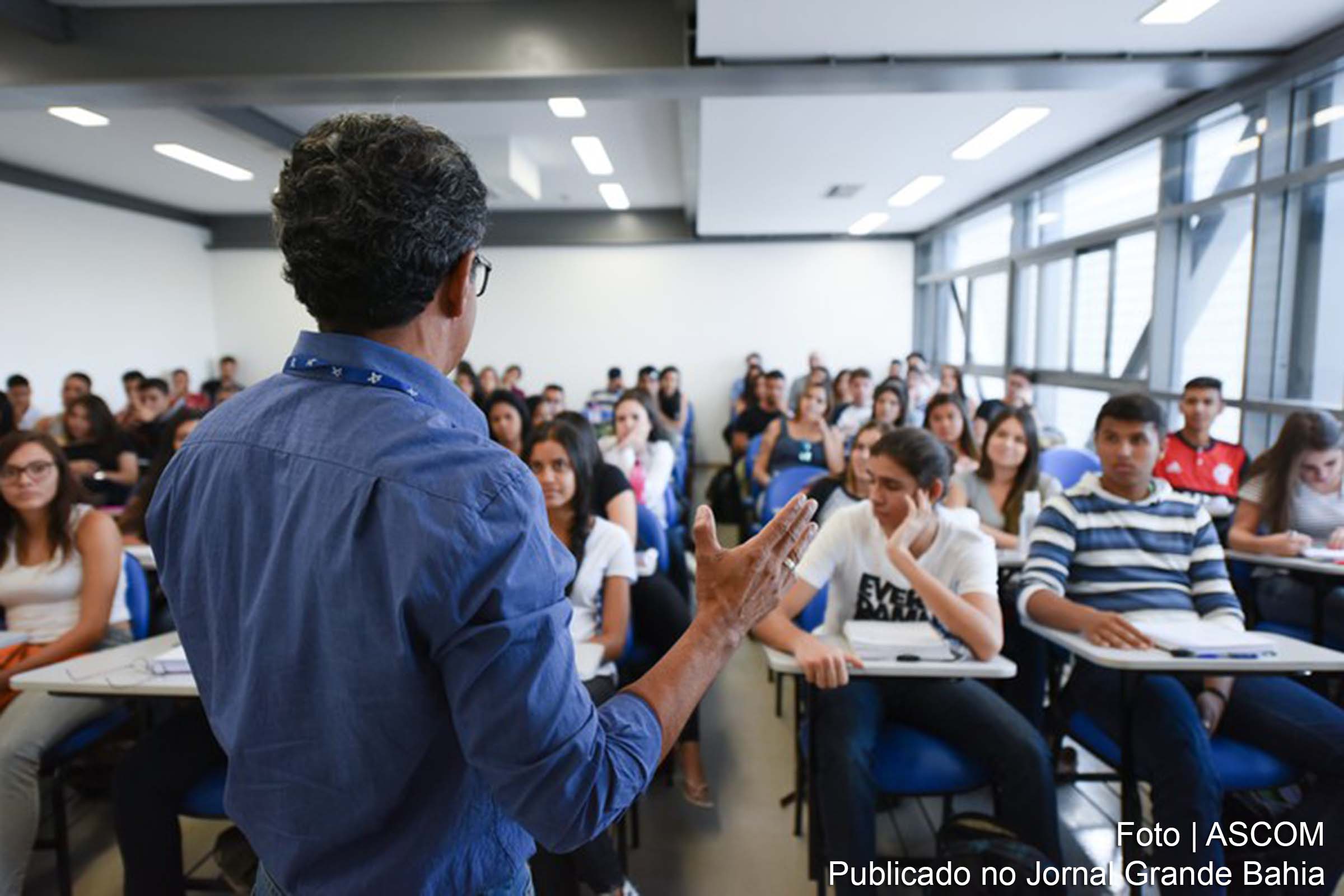 Em comemoração ao Dia Nacional do Profissional da Educação, a Câmara Municipal presta homenagem aos trabalhadores da área.