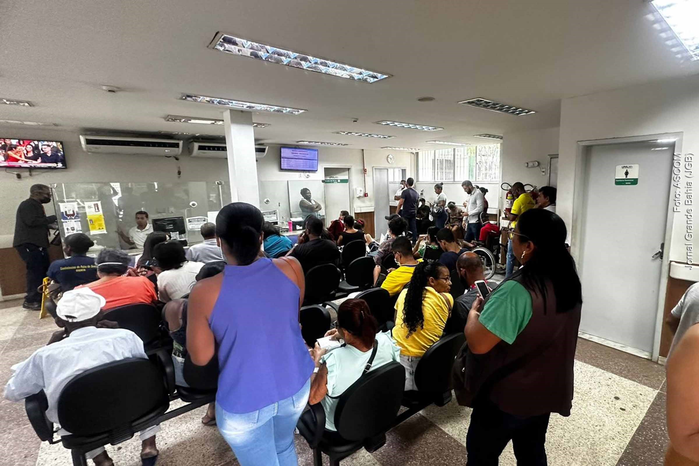 UPA Estadual de Feira de Santana enfrenta sobrecarga de pacientes após paralisação de servidores em unidades de saúde municipais, alcançando 183% da capacidade.