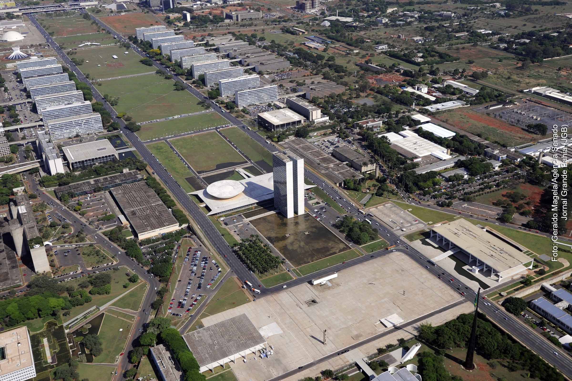 Vista aérea mostra o Congresso Nacional, situado entre a Praça dos Três Poderes e a Esplanada dos Ministérios.