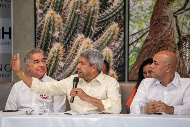 Candidato a prefeito de Feira de Santana Zé Neto (PT), governador Jerônimo Rodrigues (PT) e Sandro Nazireu (PODE), candidato a vice-prefeito.
