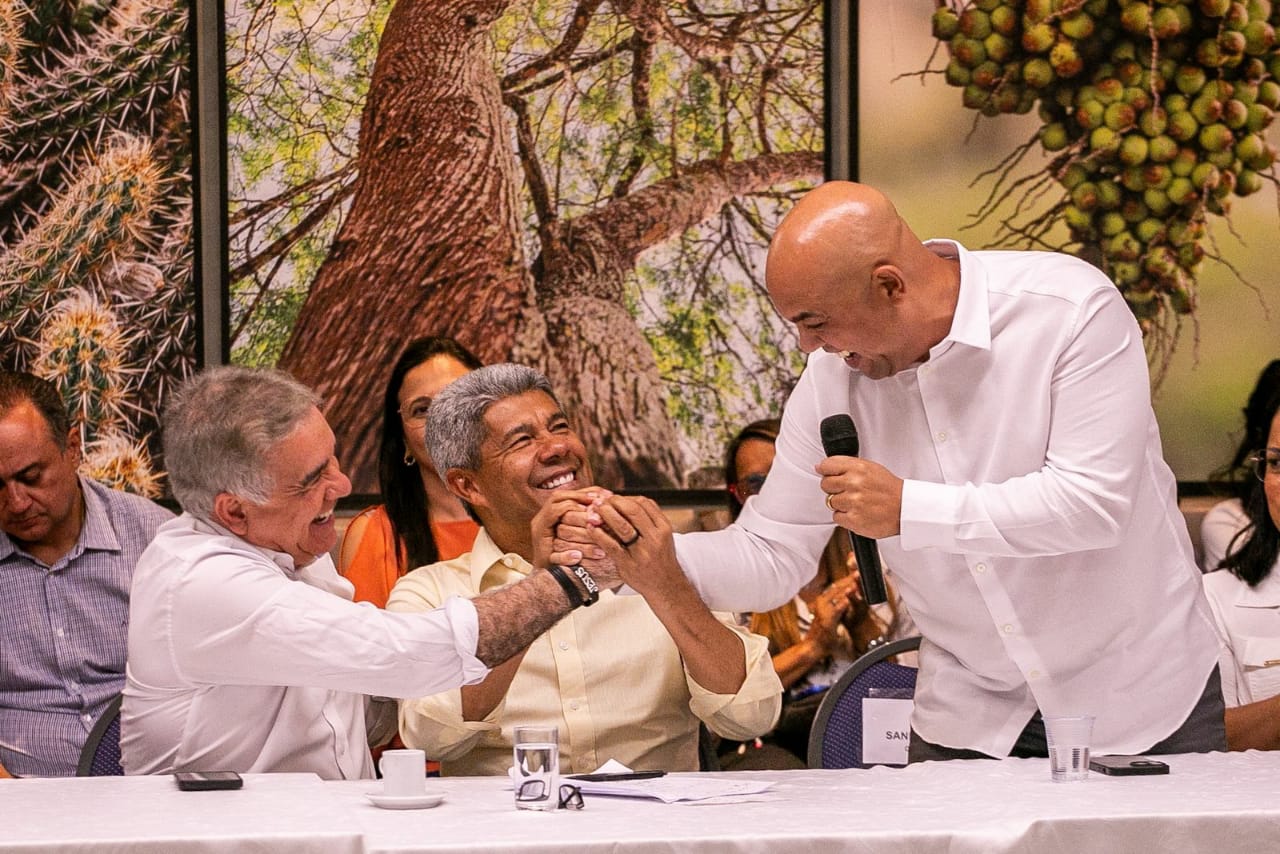 Candidato a prefeito de Feira de Santana Zé Neto (PT), governador Jerônimo Rodrigues (PT) e Sandro Nazireu (PODE), candidato a vice-prefeito.