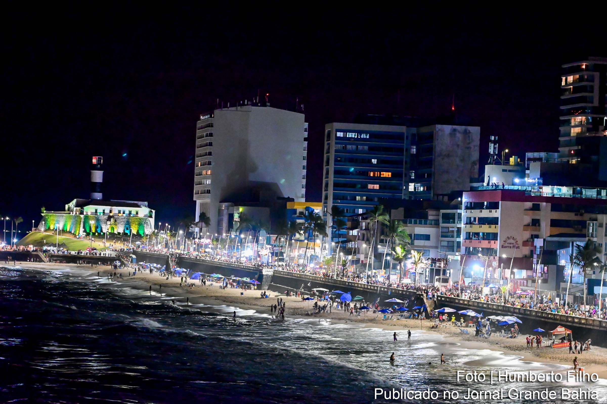 O desfile do 21º Orgulho LGBT+ Bahia atraiu uma multidão ao circuito Barra/Ondina, destacando a luta por direitos da comunidade LGBTQIA+.