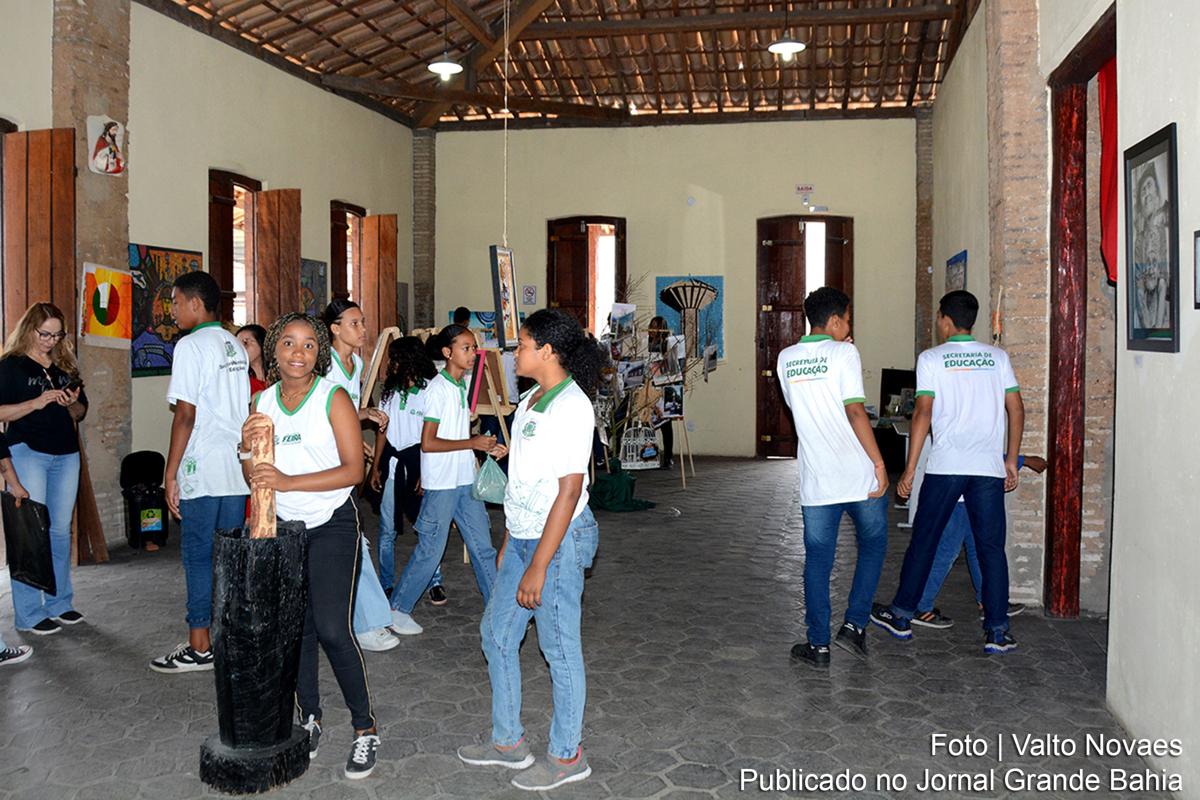 Estudantes do 7º e 8º ano da Escola Municipal Professora Edelvira de Oliveira visitaram o Casarão dos Olhos D'Água, em Feira de Santana.