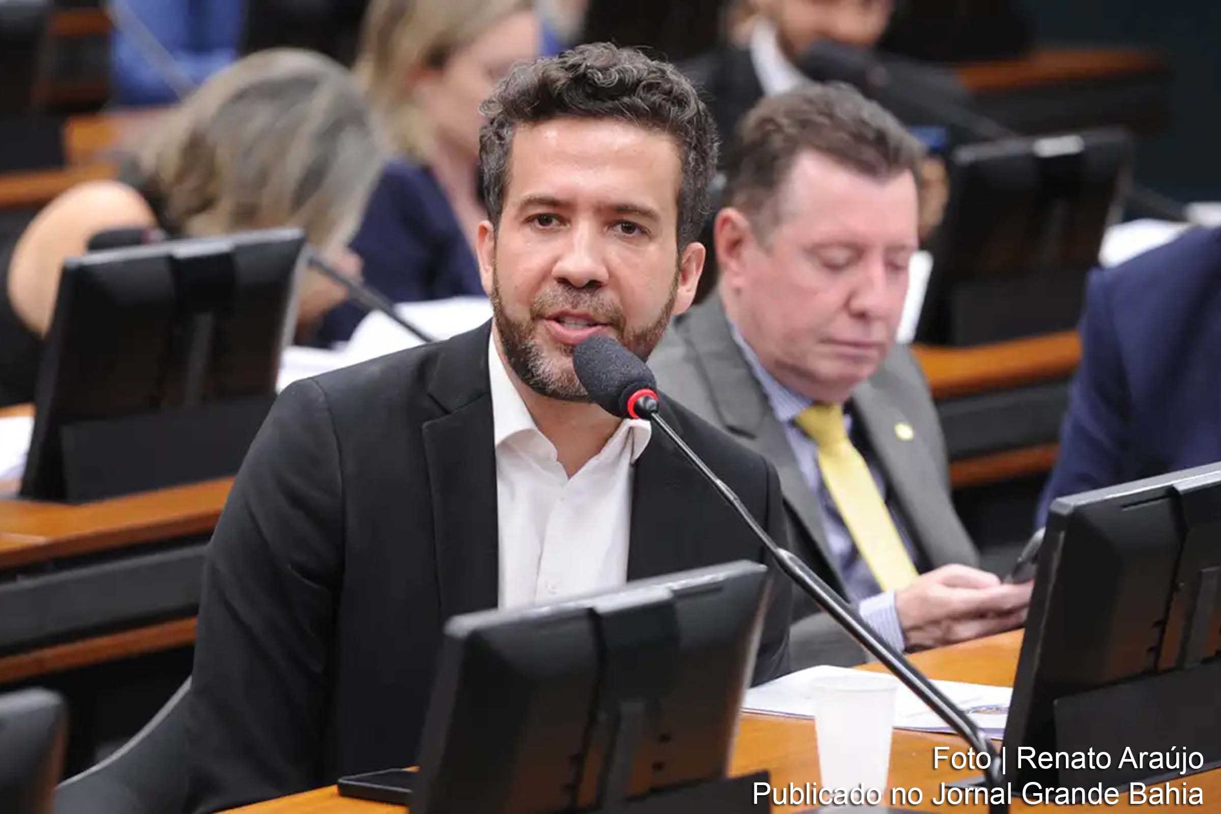 Deputado federal André Janones é indiciado pela Polícia Federal em investigação sobre esquema de "rachadinha".