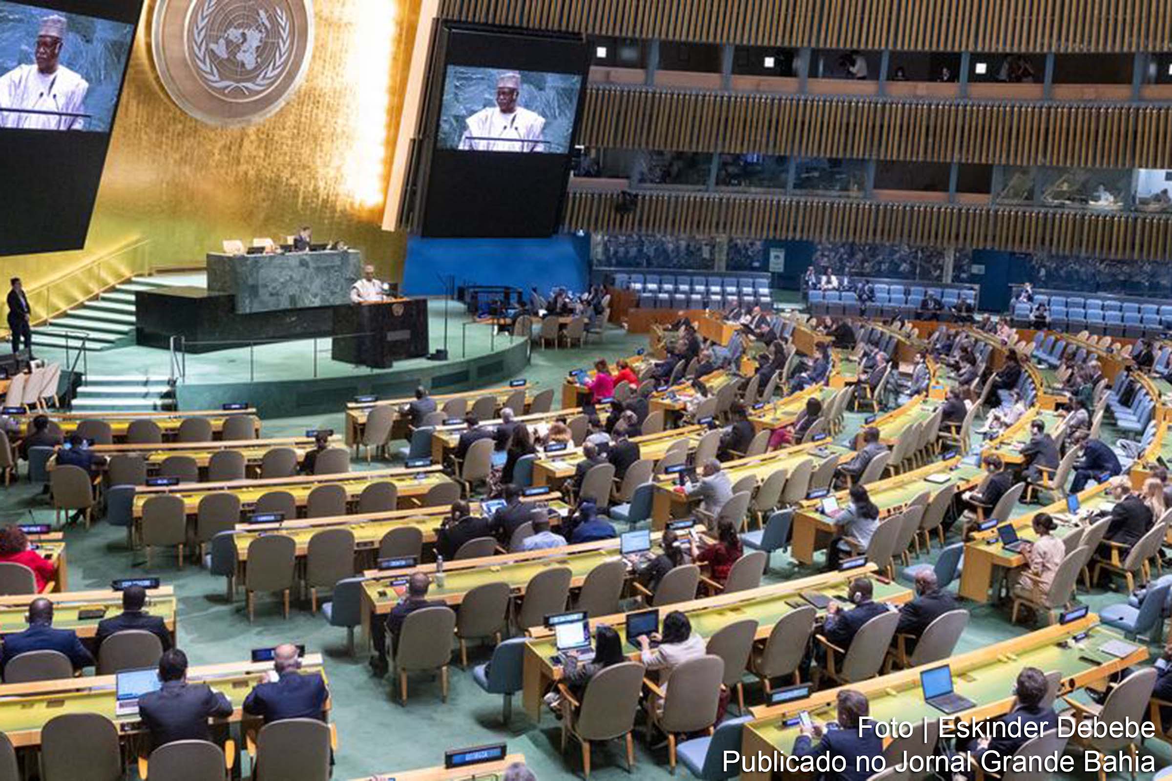 A Assembleia Geral da ONU aprova resolução que exige a retirada de Israel do Território Palestino Ocupado, em sessão de emergência.