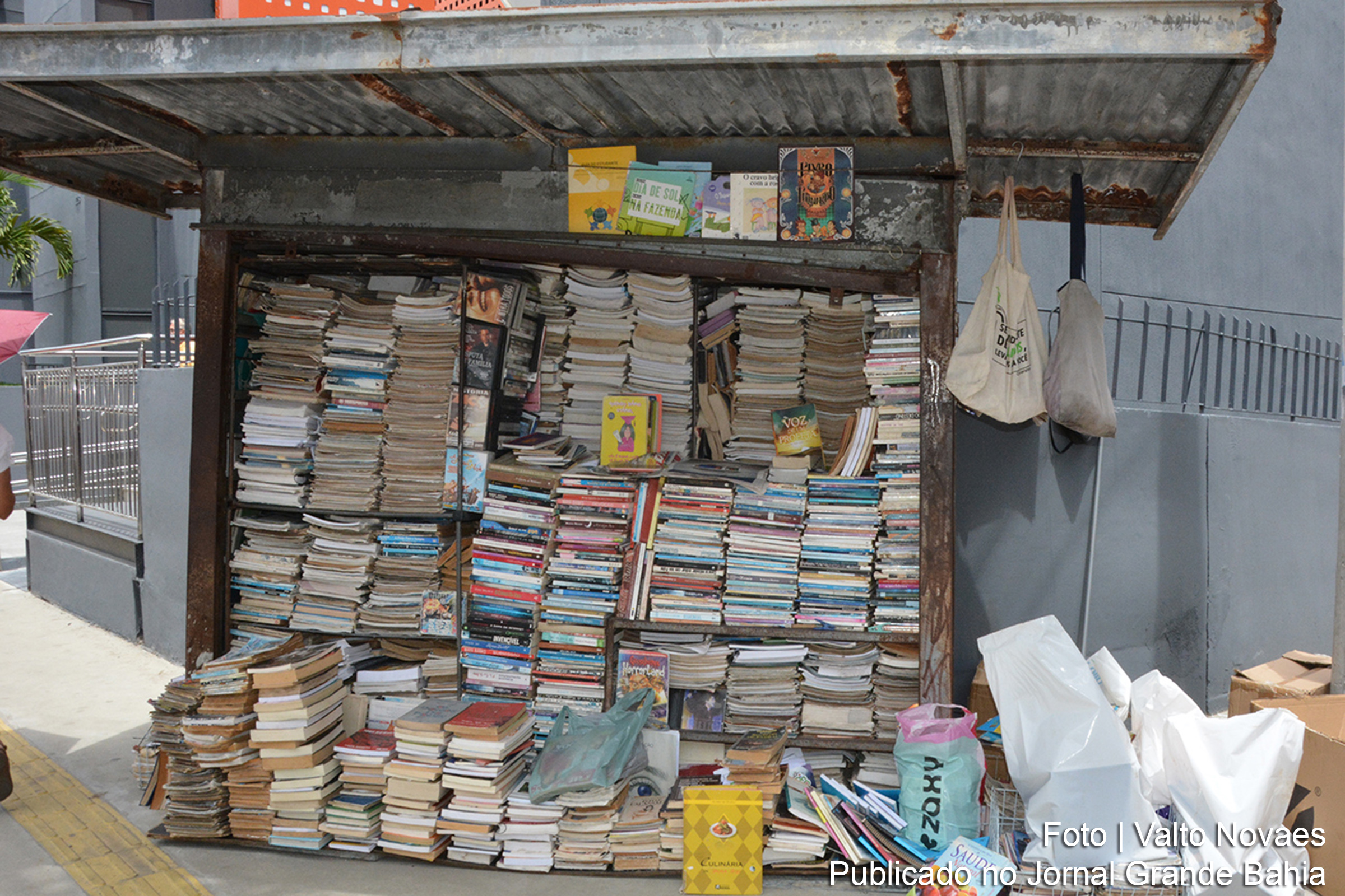 Manuel Narciso Marinho da Natividade, conhecido como Ciso, mantém há 48 anos sua banca de revistas e livros em Feira de Santana.