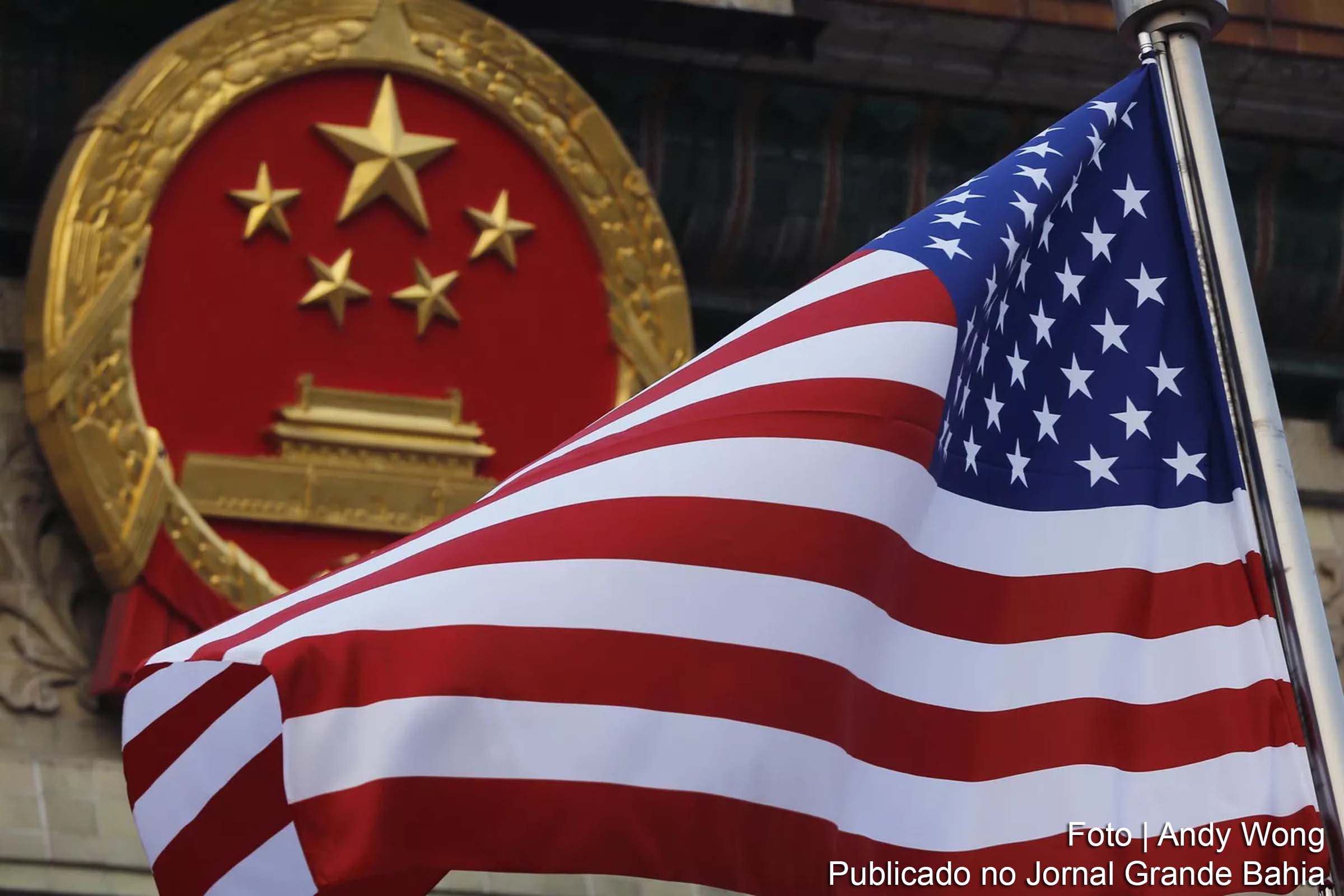 Zhou Li, ex-vice-chefe do Departamento de Relações Internacionais do Partido Comunista da China, discute a influência dos Estados Unidos nos conflitos militares globais durante o 8º Fórum de Civilizações.