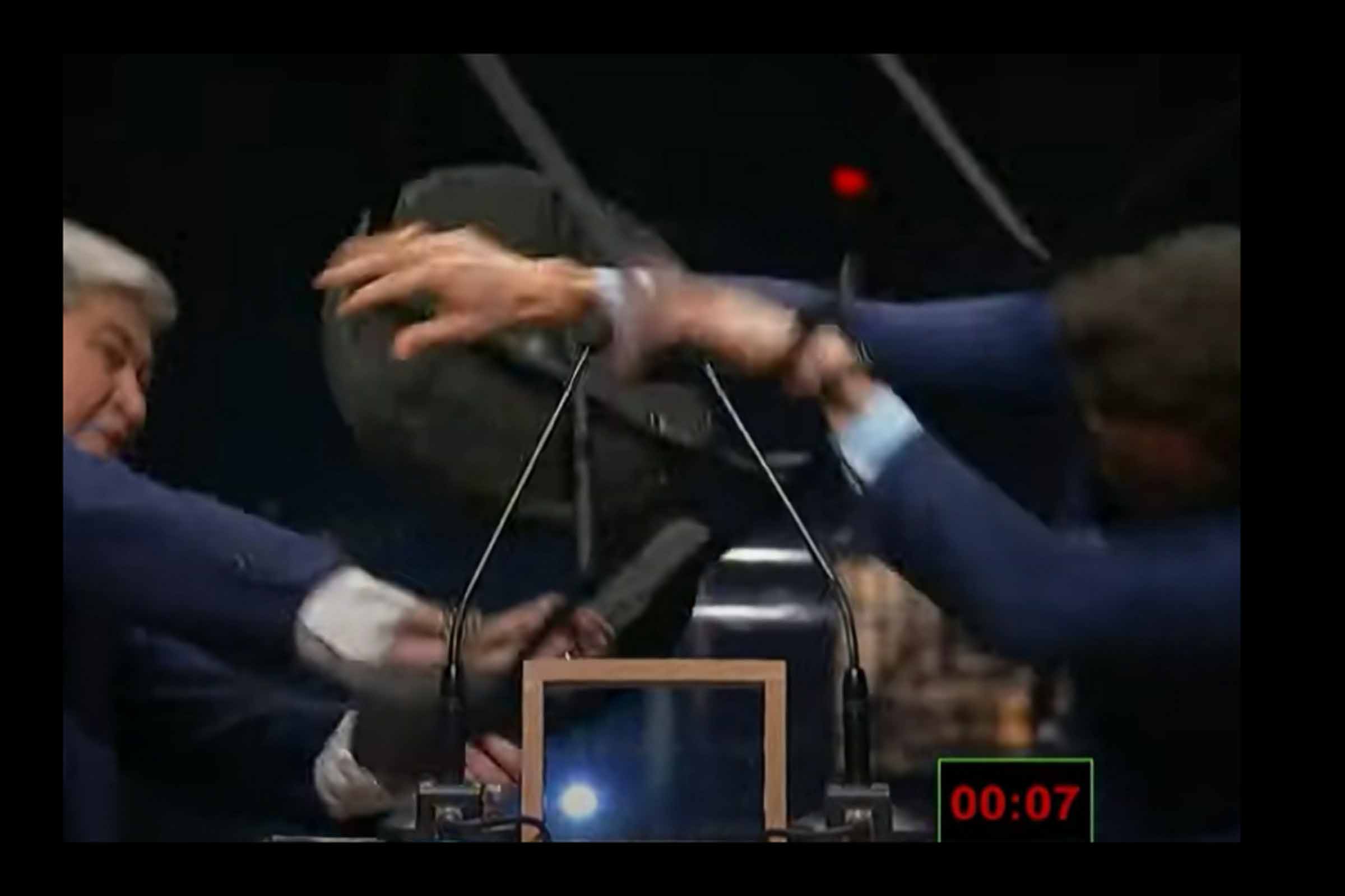 Momento da confusão no debate eleitoral da TV Cultura, em que José Luiz Datena atira uma cadeira em Pablo Marçal após troca de acusações sobre assédio sexual.