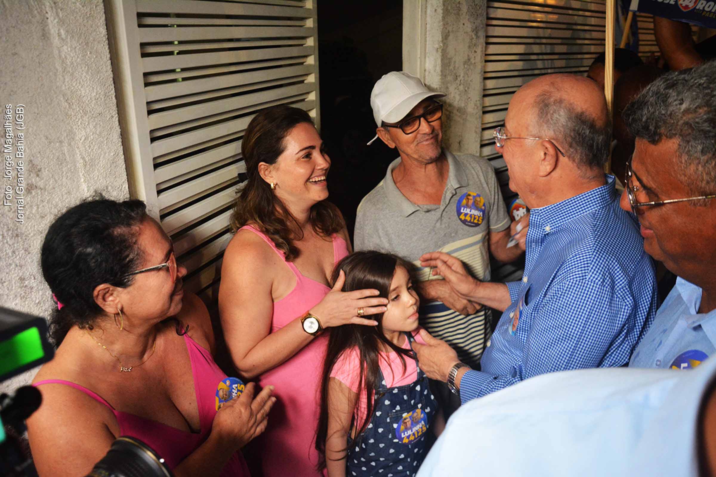 Candidato José Ronaldo promete clínica veterinária pública gratuita em Feira de Santana durante caminhada no Bairro Conceição I