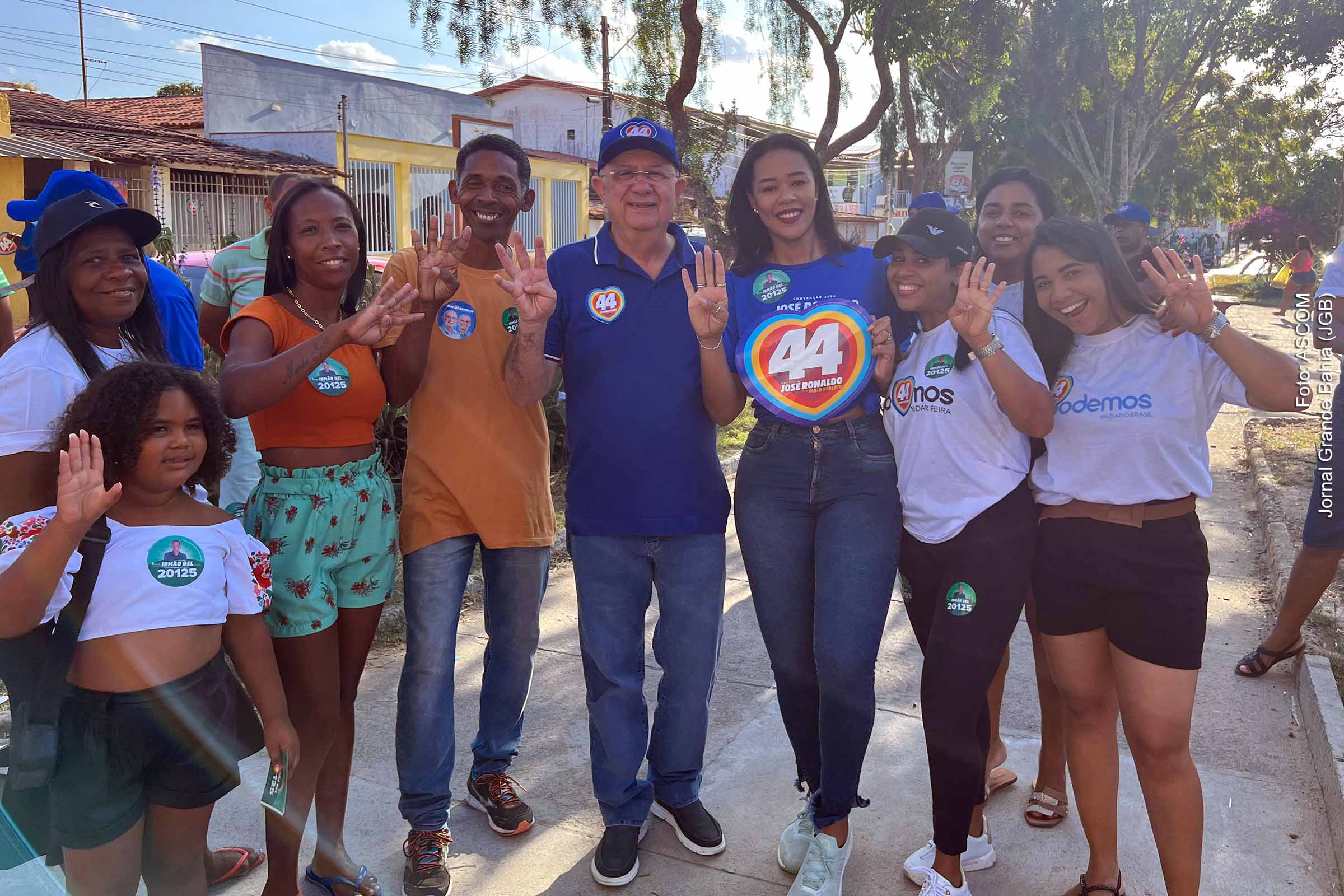 Candidato José Ronaldo participa de carreata com Irmão Del no bairro Novo Horizonte, em Feira de Santana