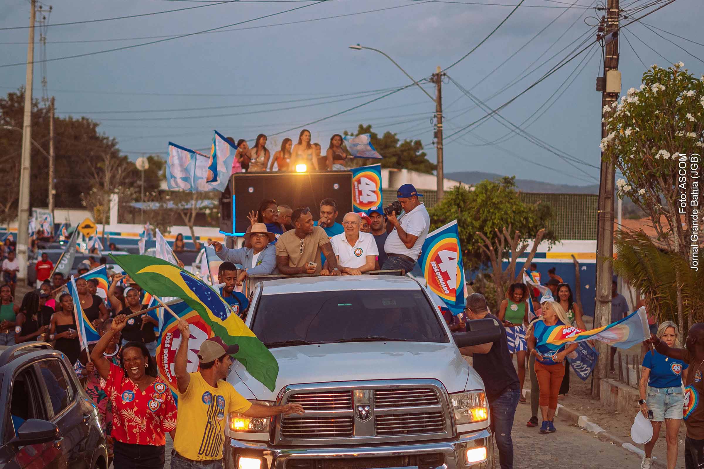 Candidato José Ronaldo promete obras de infraestrutura e serviços em carreata com presença de Oh Polêmico em Feira de Santana