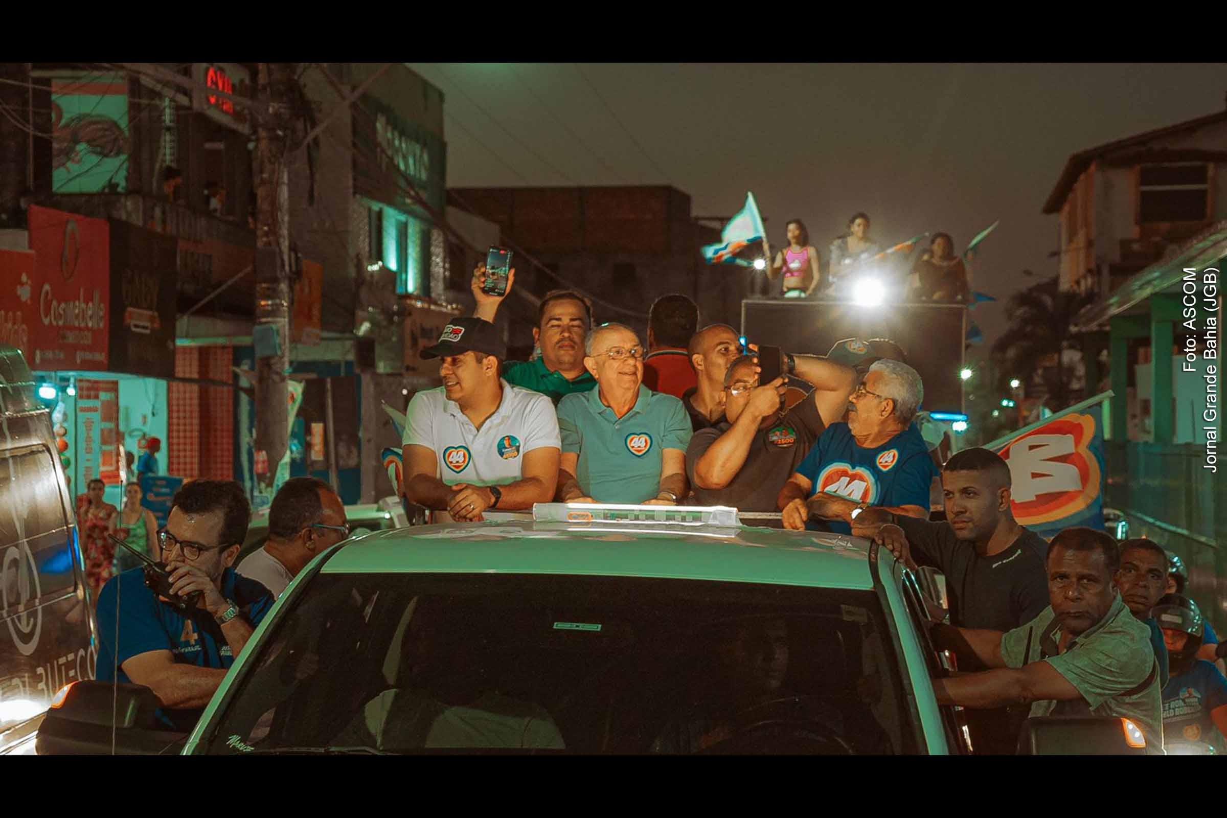 José Ronaldo e apoiadores em carreata pela região Sul de Feira de Santana, destacando sua experiência como ex-prefeito para enfrentar os desafios da cidade.