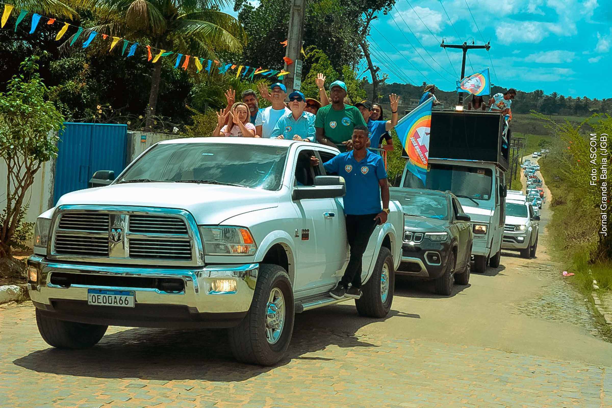 José Ronaldo, candidato à prefeitura de Feira de Santana, participa de carreata no distrito de Humildes, onde anuncia compromissos com a pavimentação de estradas na zona rural.