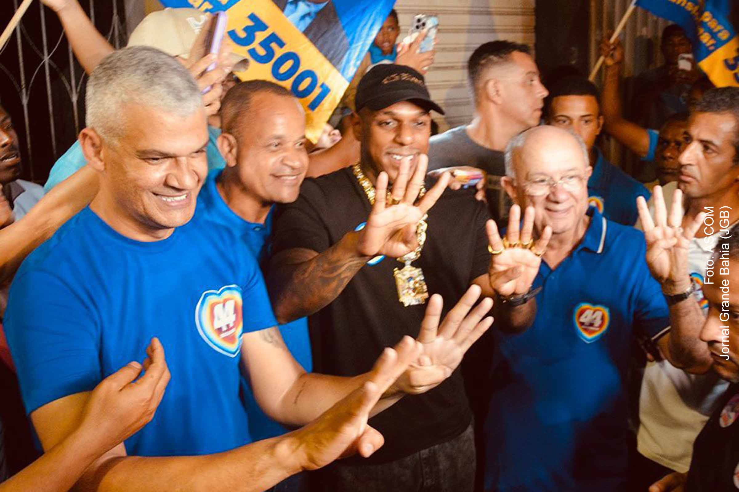 Candidato José Ronaldo realiza caminhada de campanha na Queimadinha com apoio de Oh Polêmico durante Eleições 2024 em Feira de Santana