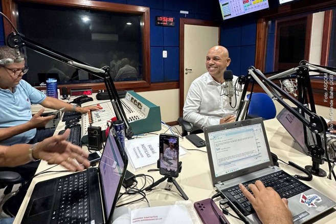 Sandro Nazireu, candidato a vice-prefeito, expressa confiança na vontade popular durante entrevista sobre pesquisas eleitorais.