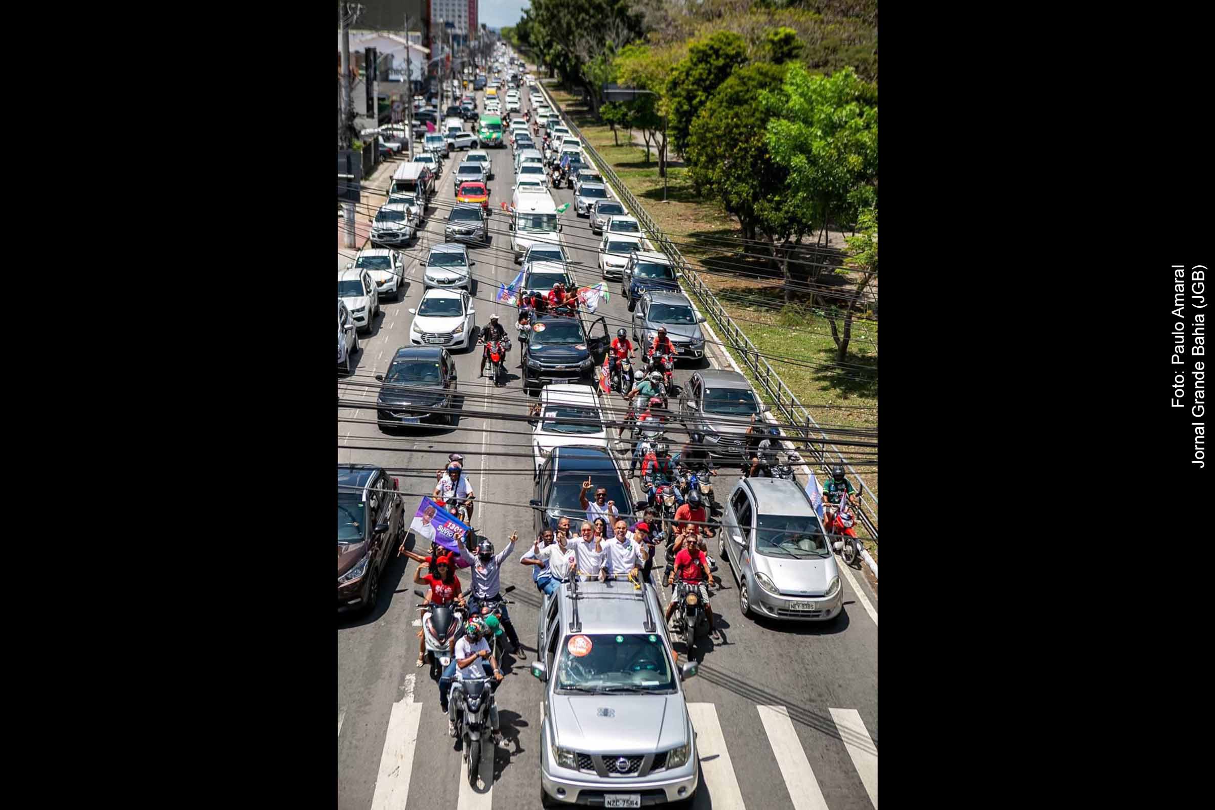 Zé Neto, candidato a prefeito de Feira de Santana, participa de carreata onde apresenta propostas para o transporte público e critica a atual implementação do BRT.