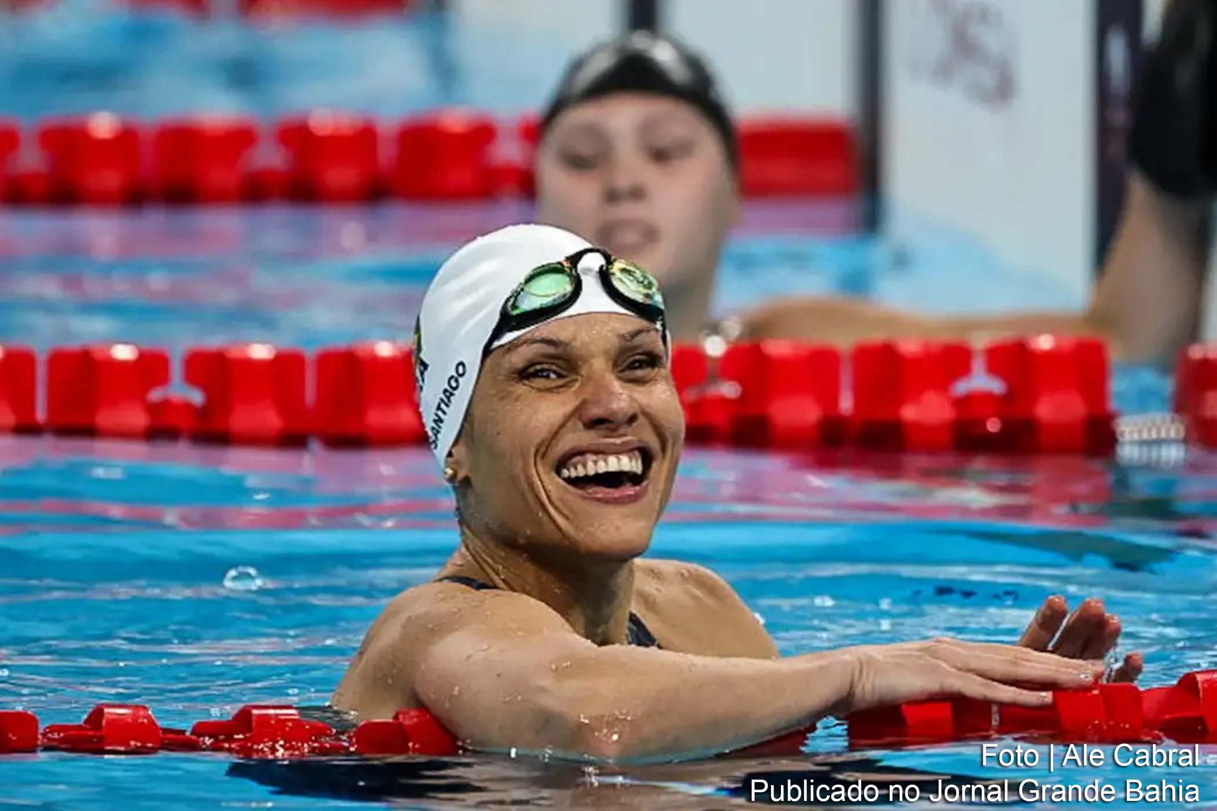 Carol Santiago celebra a conquista do ouro nos 50 metros livre S13 na Arena La Defense, em Paris, estabelecendo um novo recorde para o Brasil em medalhas de ouro em Paralimpíadas.