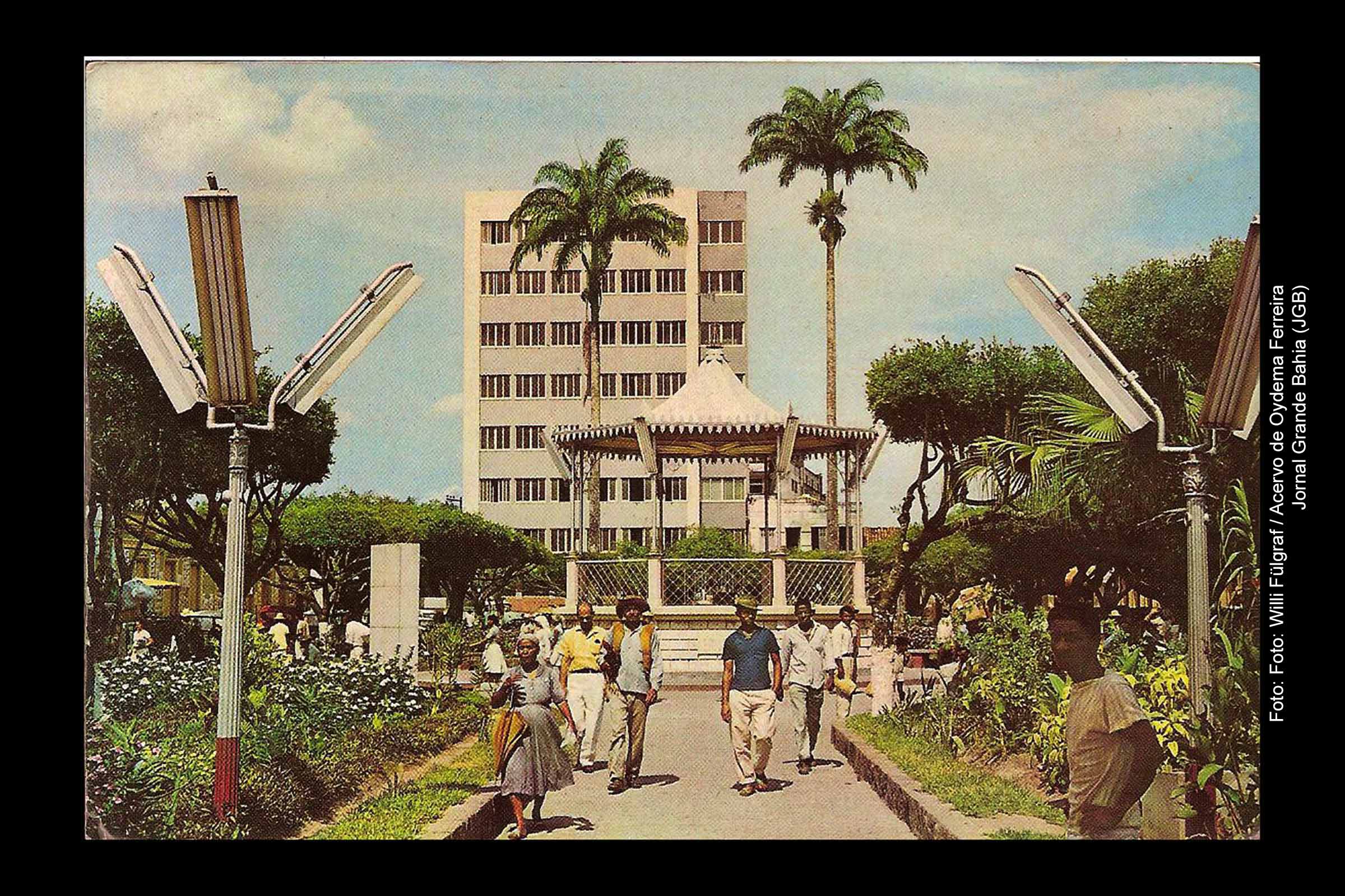 Registros fotográficos destacam o cotidiano e o comércio de Feira de Santana no século XX. O acervo ilustra a relevância econômica e urbana da cidade.