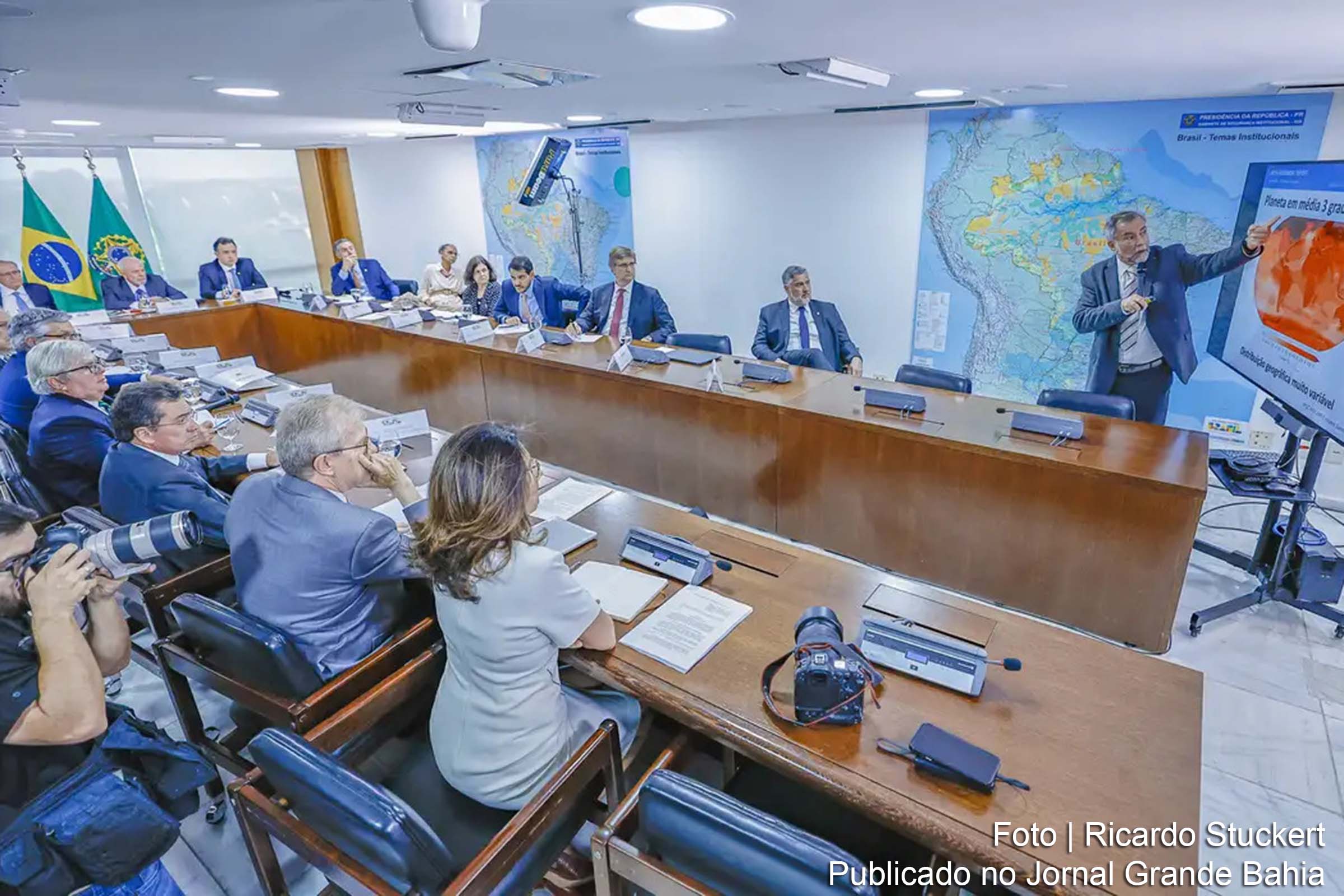 Chefes dos Três Poderes discutem medidas para enfrentar a crise climática e o aumento das penas para crimes ambientais.