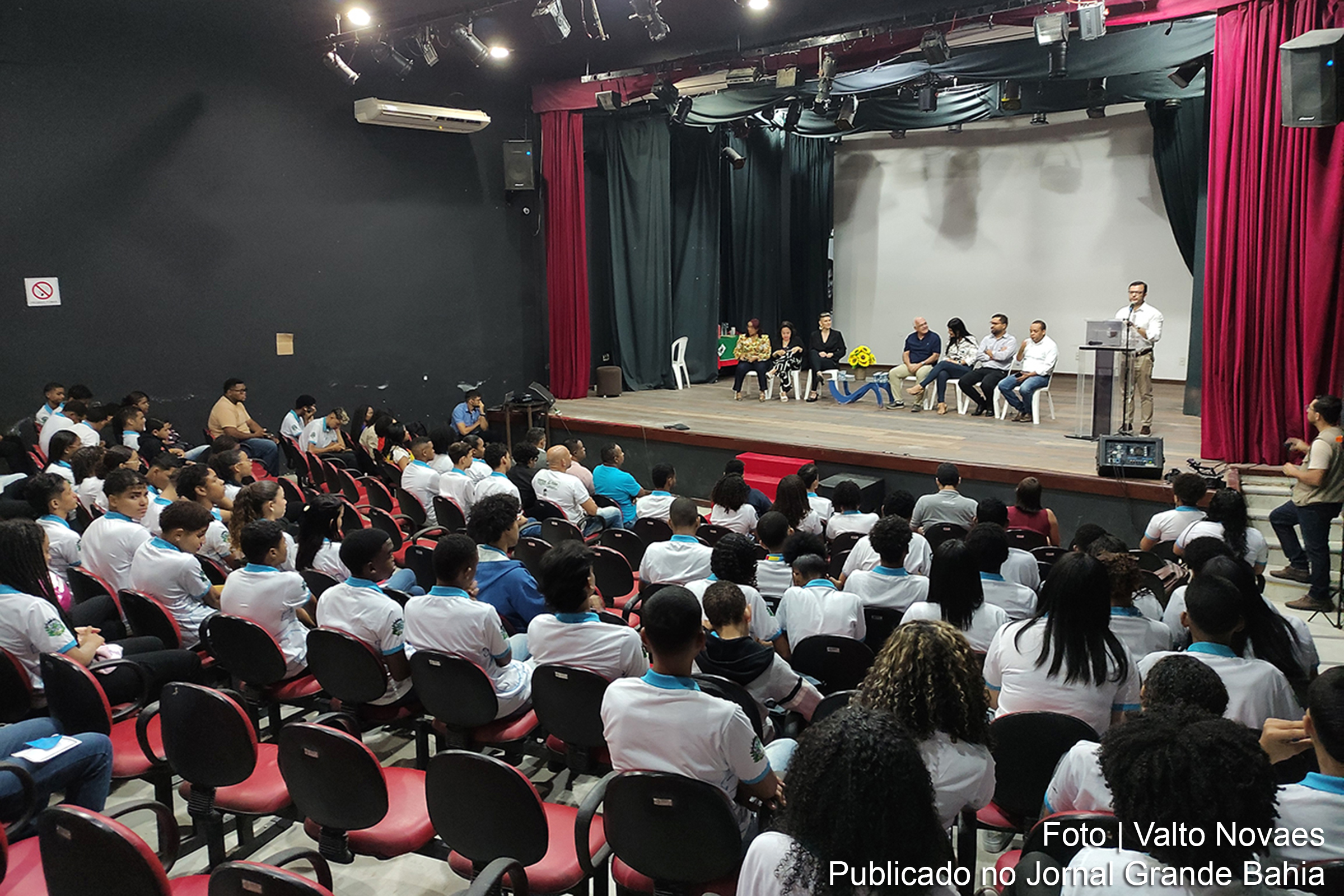 Estudantes da rede municipal participam de discussões sobre políticas públicas voltadas para a juventude, com foco no protagonismo jovem.
