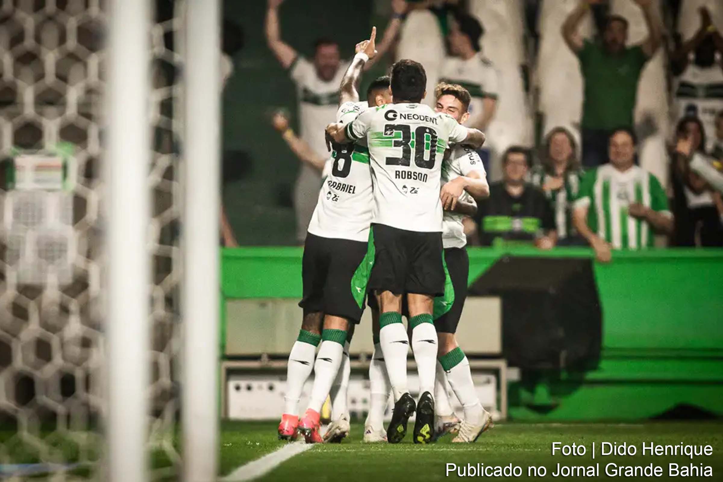 Jogadores do Coritiba comemoram gol durante partida contra o Ceará no Couto Pereira.