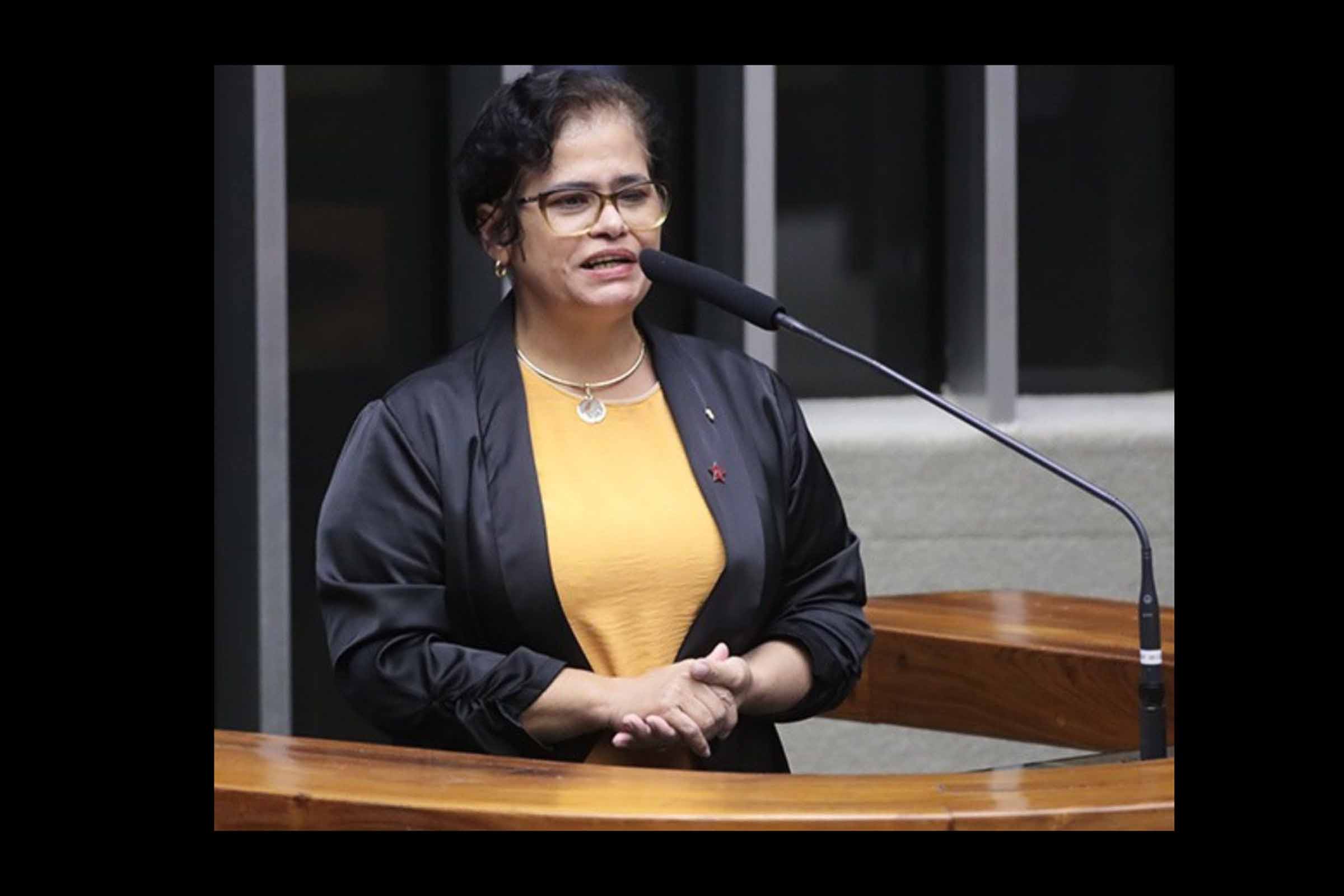 Deputada federal Elisângela Araújo critica publicamente o prefeito Colbert Martins por sua postura diante da estiagem que afeta produtores rurais em Feira de Santana.