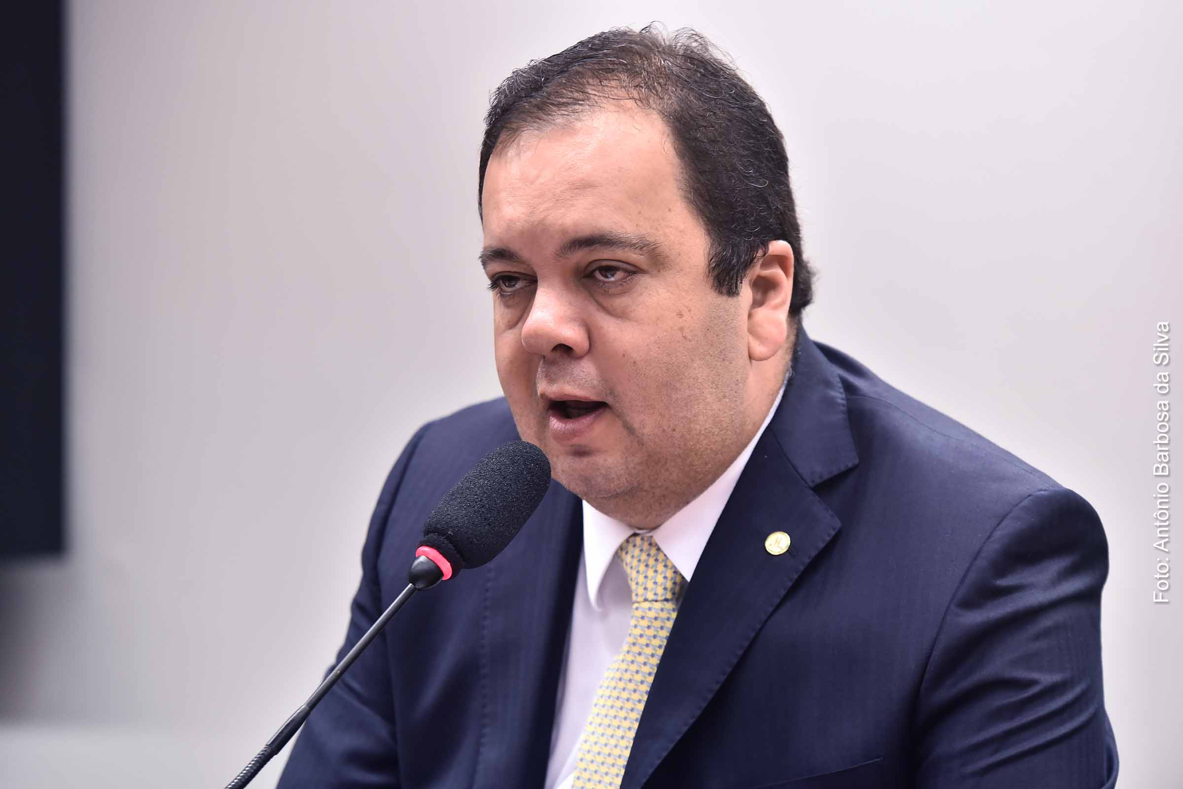 Uma obra de pavimentação em Campo Formoso, Bahia, está no centro de questionamentos sobre a utilização de recursos públicos indicados por um dos principais líderes do Centrão, o deputado federal Elmar Nascimento (União Brasil-BA).