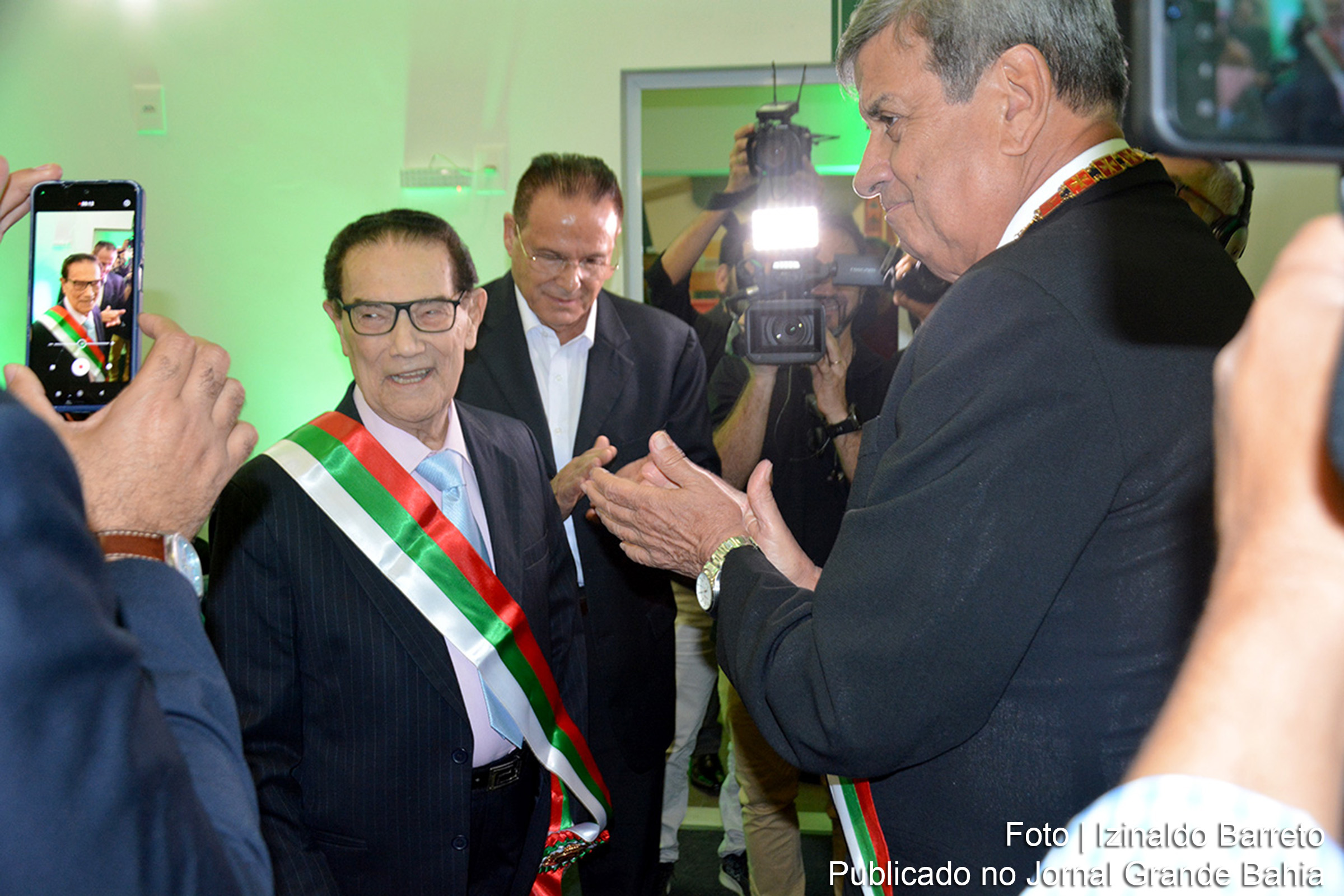 Divaldo Franco, Thiago Aquino e Irmã Rosa são homenageados durante cerimônia em comemoração aos 191 anos de Feira de Santana, recebendo o título de grandes comendadores.