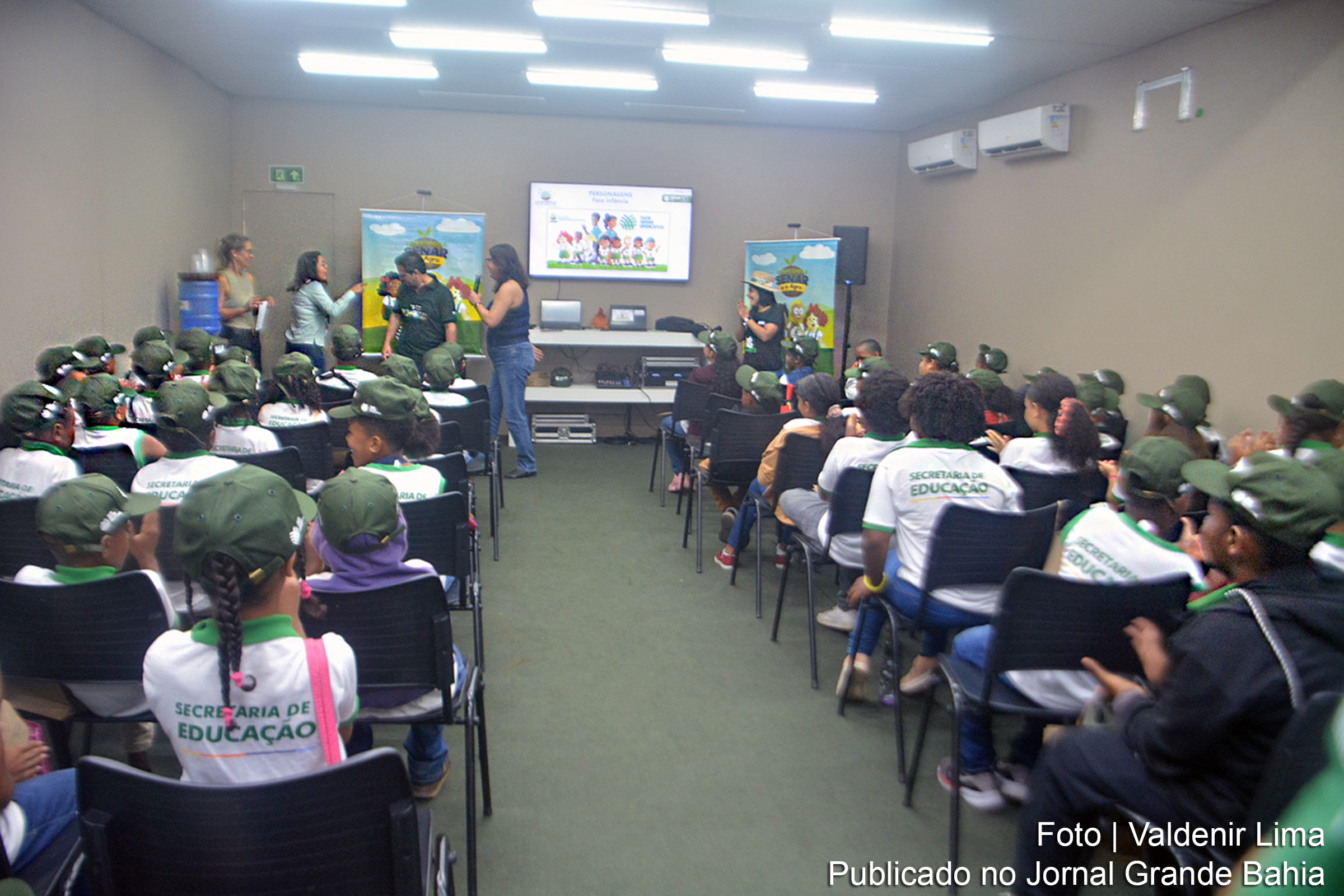 A atividade, realizada no Parque de Exposição João Martins da Silva, buscou ensinar aos estudantes sobre a origem dos alimentos e o trabalho dos produtores rurais.