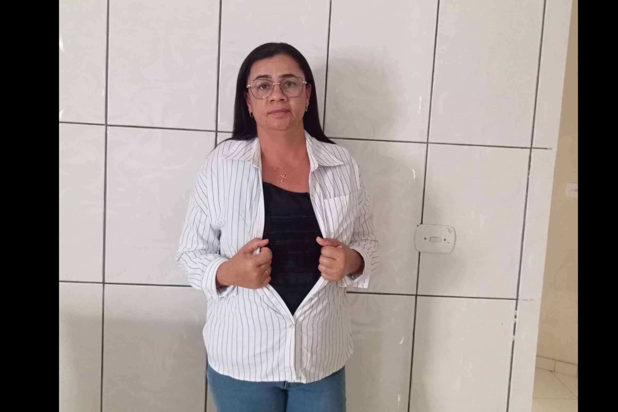 Eulina Amorim, vereadora de Ribeira do Amparo, discursa na Câmara Municipal sobre as ameaças e a violência política que enfrenta, adotando medidas de segurança para continuar sua atuação.