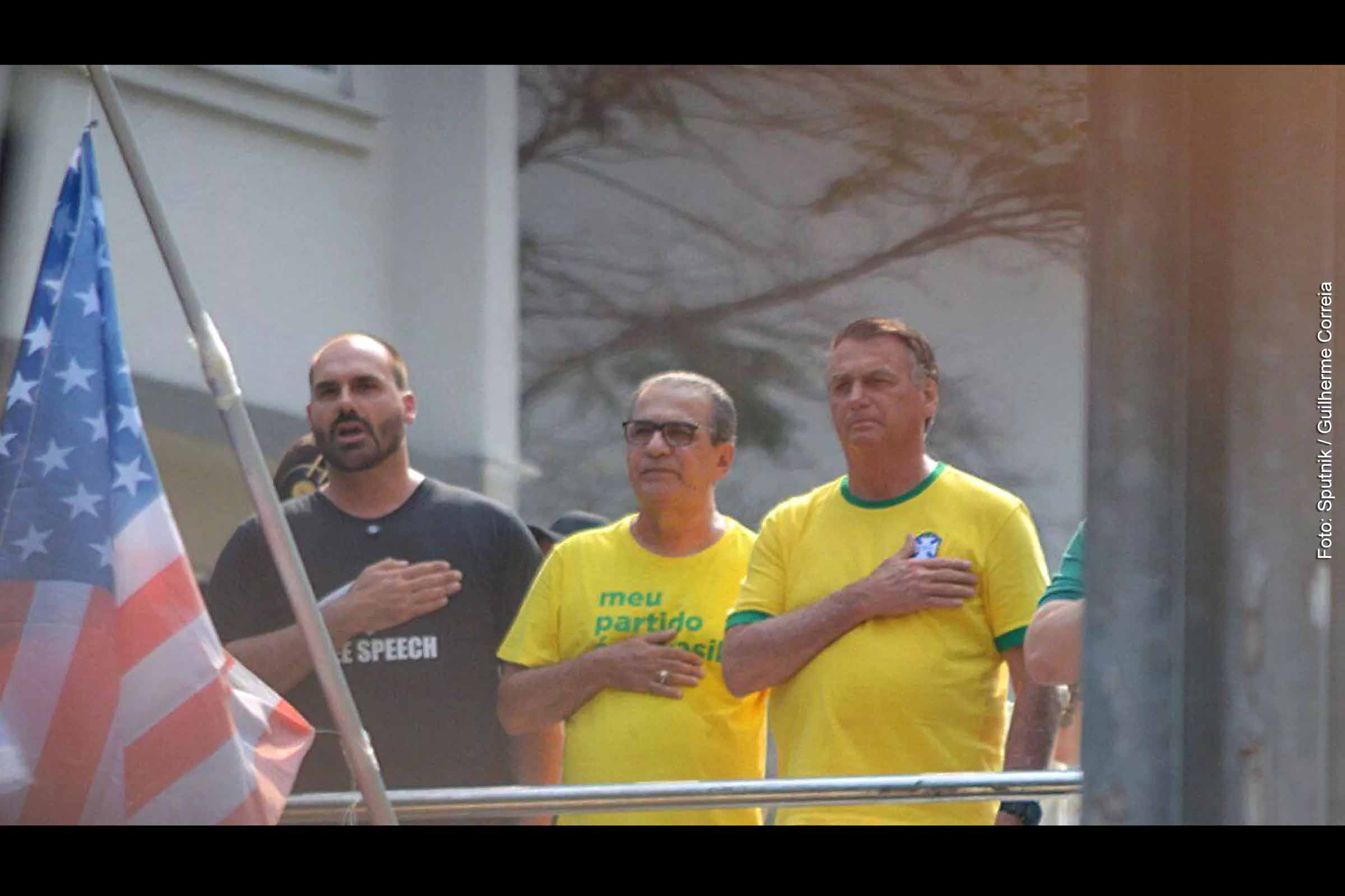 Jair Bolsonaro, acompanhado de apoiadores, como Silas Malafaia e Eduardo Bolsonaro, lidera ato na Avenida Paulista em 7 de setembro de 2024, com críticas ao ministro Alexandre de Moraes e apoio à anistia para presos do 8 de janeiro.