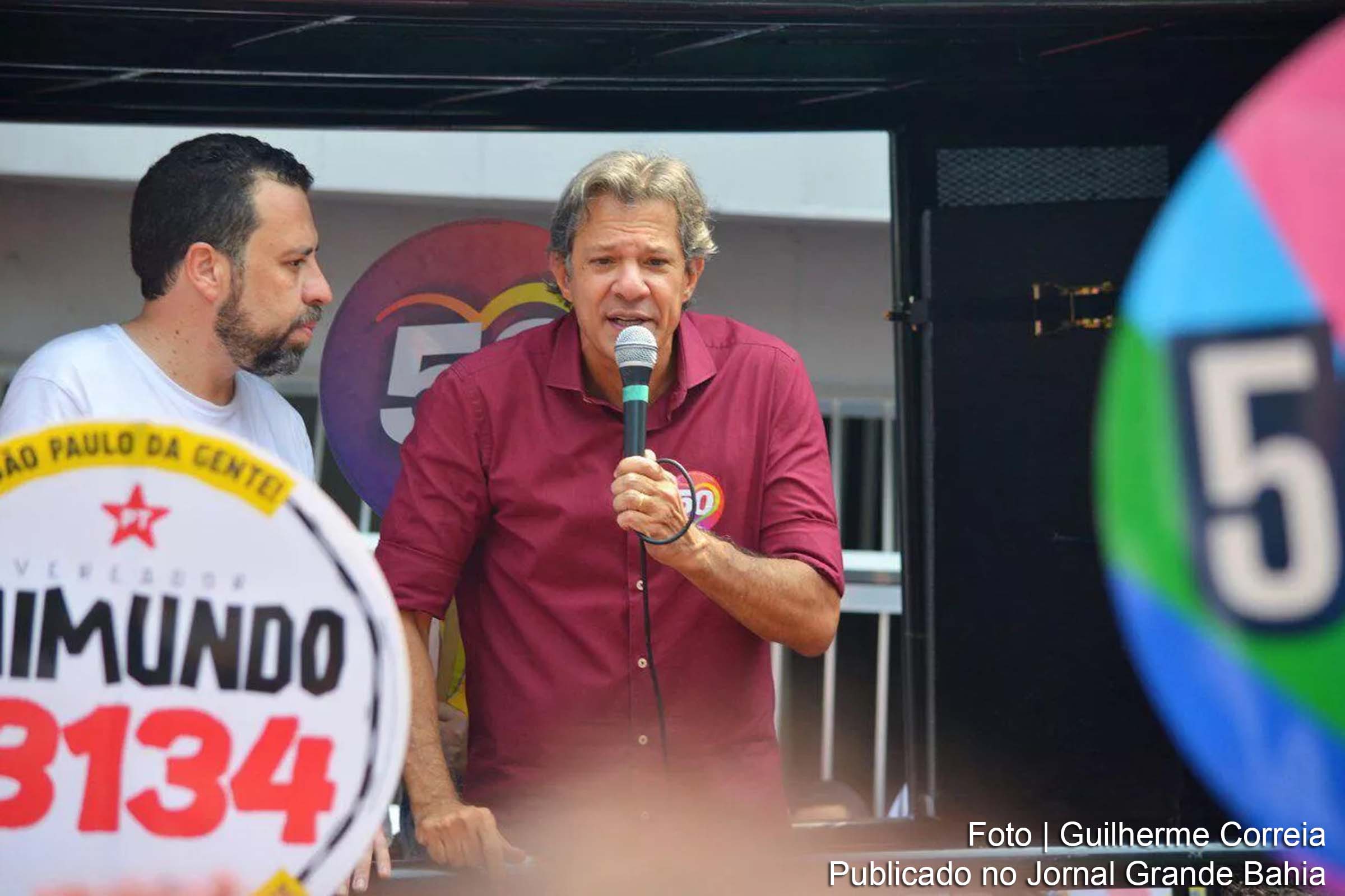 O ministro da Fazenda, Fernando Haddad, ao lado do candidato à prefeitura de São Paulo, Guilherme Boulos, durante comício em Heliópolis.
