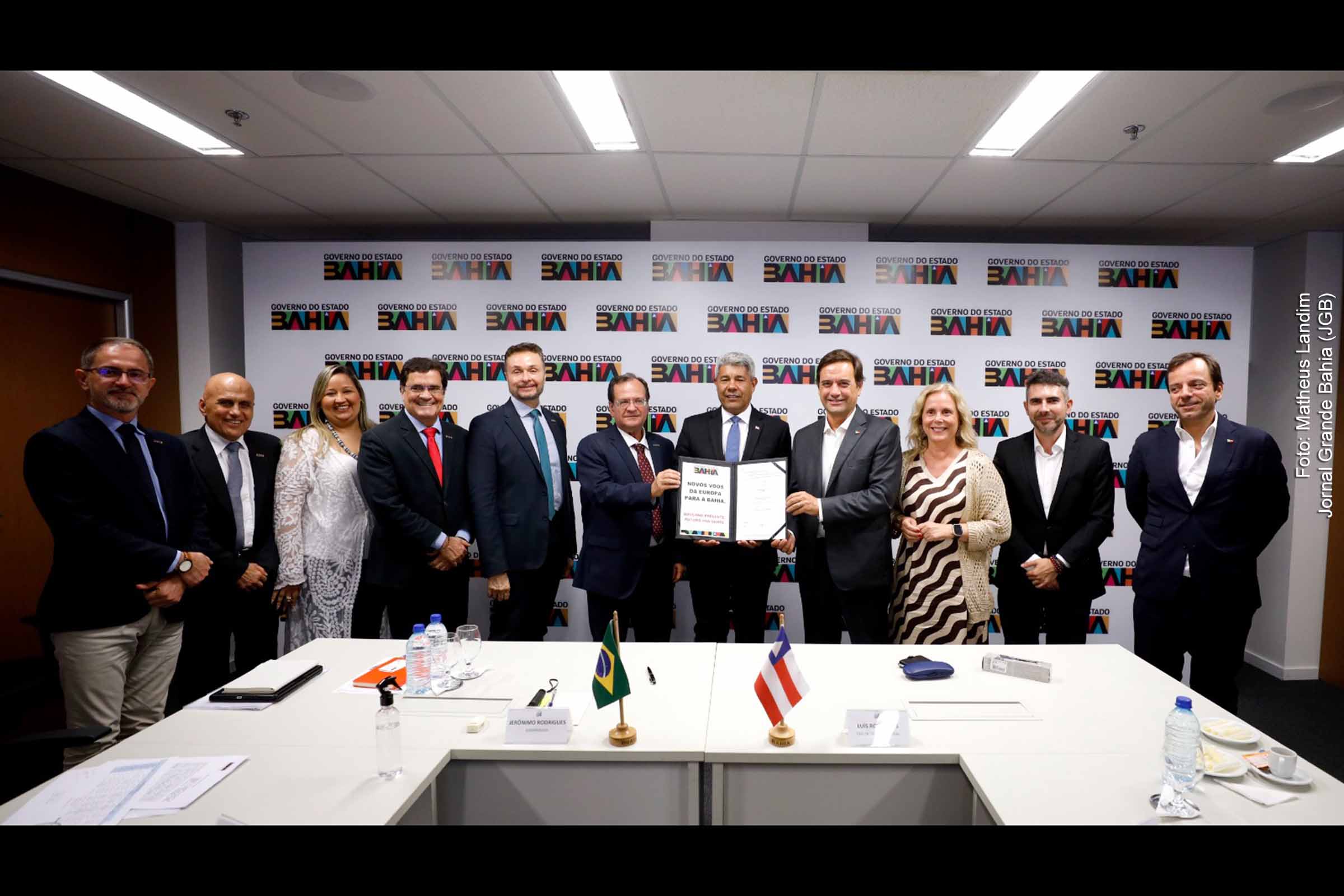 Governador Jerônimo Rodrigues assina protocolo de intenções com a TAP Air Portugal para ampliar voos diretos entre Salvador e Porto, no Centro de Operações e Inteligência, em Salvador.