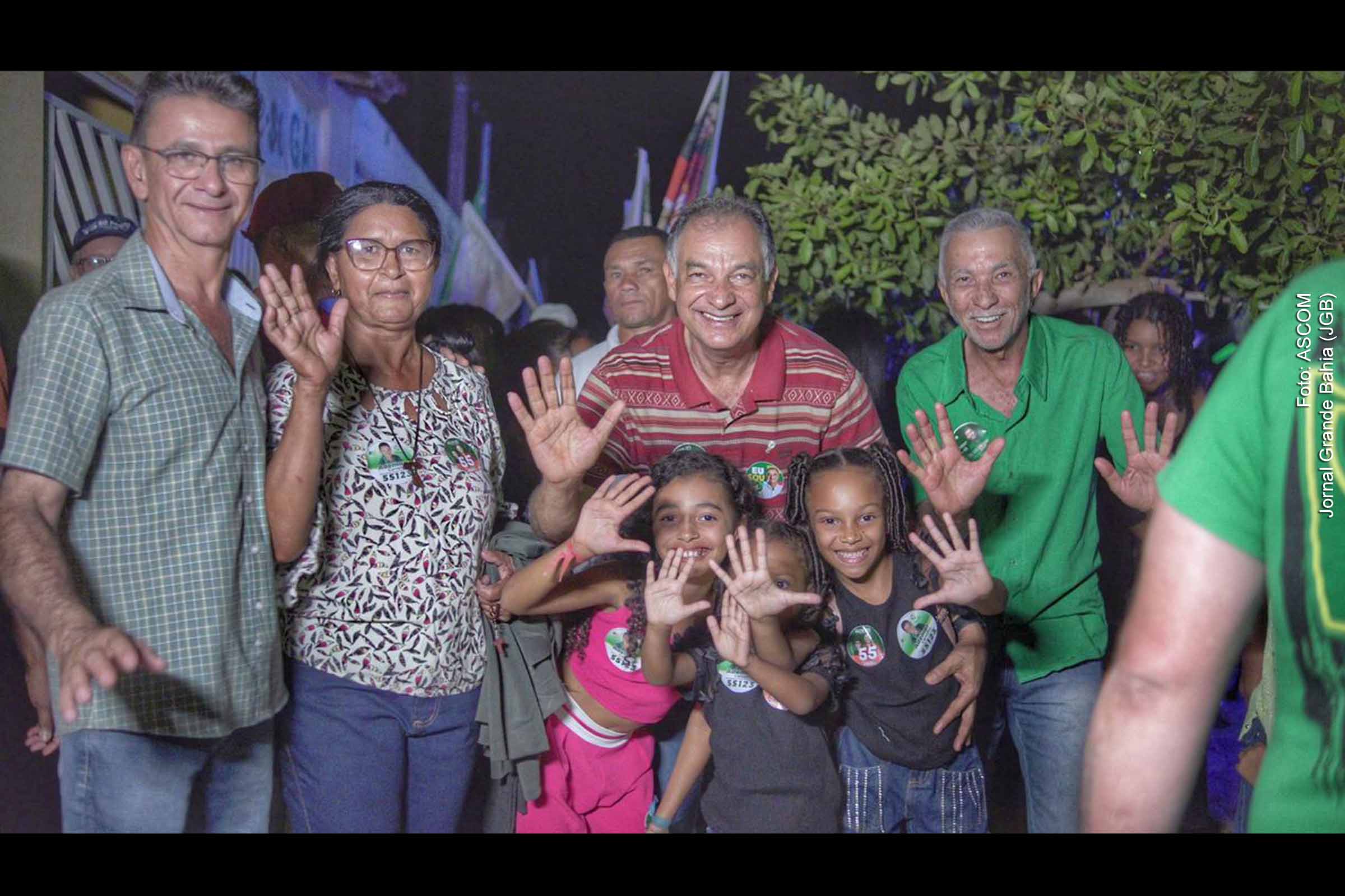 Hailton Dias e Oston da Farmácia conversam com eleitores durante caminhada na Rua José Bonifácio, em Jussara, Bahia.