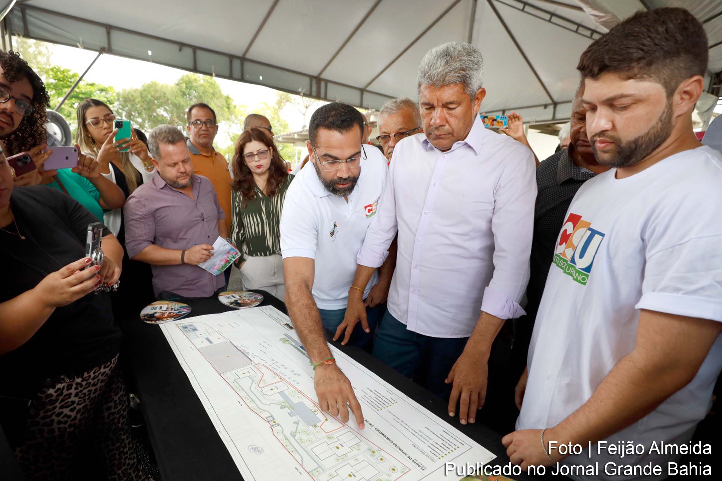 Governador Jerônimo Rodrigues e o secretário José Leal durante a cerimônia de lançamento da primeira etapa das obras de requalificação do Centro Social Urbano de Feira de Santana.